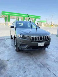 جيب بزون ٢٠١٩ حادث موضح بالصوره وبيها قطعتين بلعراق سنويه منتهيه سياره...