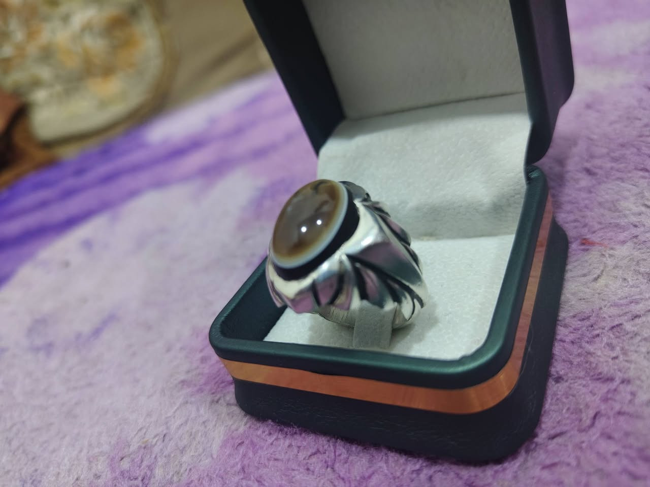 سلام عليكم ورحمة الله وبركاته 
خاتم من الجزع اليماني الاصلي الاصلي الاصلي 
يالله 
خاتم جزع يماني صياغة عارف صياغة ثقيلة جداً 
القياس 22 
الفضة 990
الحجر جزع يماني مصور 
وزن الخاتم 30 غرام 
السعر 210 والله متحصل بهيچ سعر حجي خاتم فول الفول 
او مراوس بسبحة كهرب حسب القناعة واني خادم للطيبين 
عنواني ( النجف الاشرف.. كوفة... حي ميسان ) 
الهاتف (***********)
