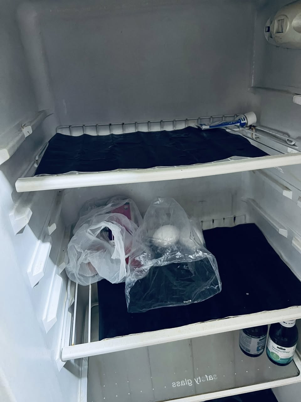 ثلاجه نضيفه شرط تجميد وشقل مكاني بصره حيانيه ***********
