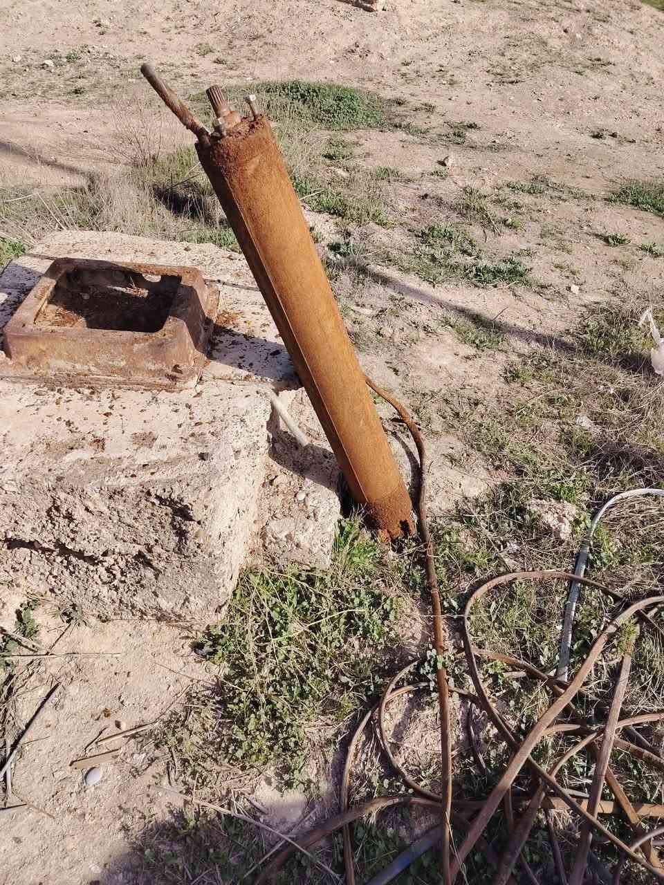 السلام عليكم طاقم كامل للبيع كيبل 70 متر زائد بوري 10 ابو السته زائد ماطور ستاندر زائد بامب 66 زائد ستاستر ***********
