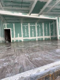 خلفه سيراميك بورسلين جدران ارضية وكاشي ومرمر داجه اولي وتفرغ حالياً بغ...