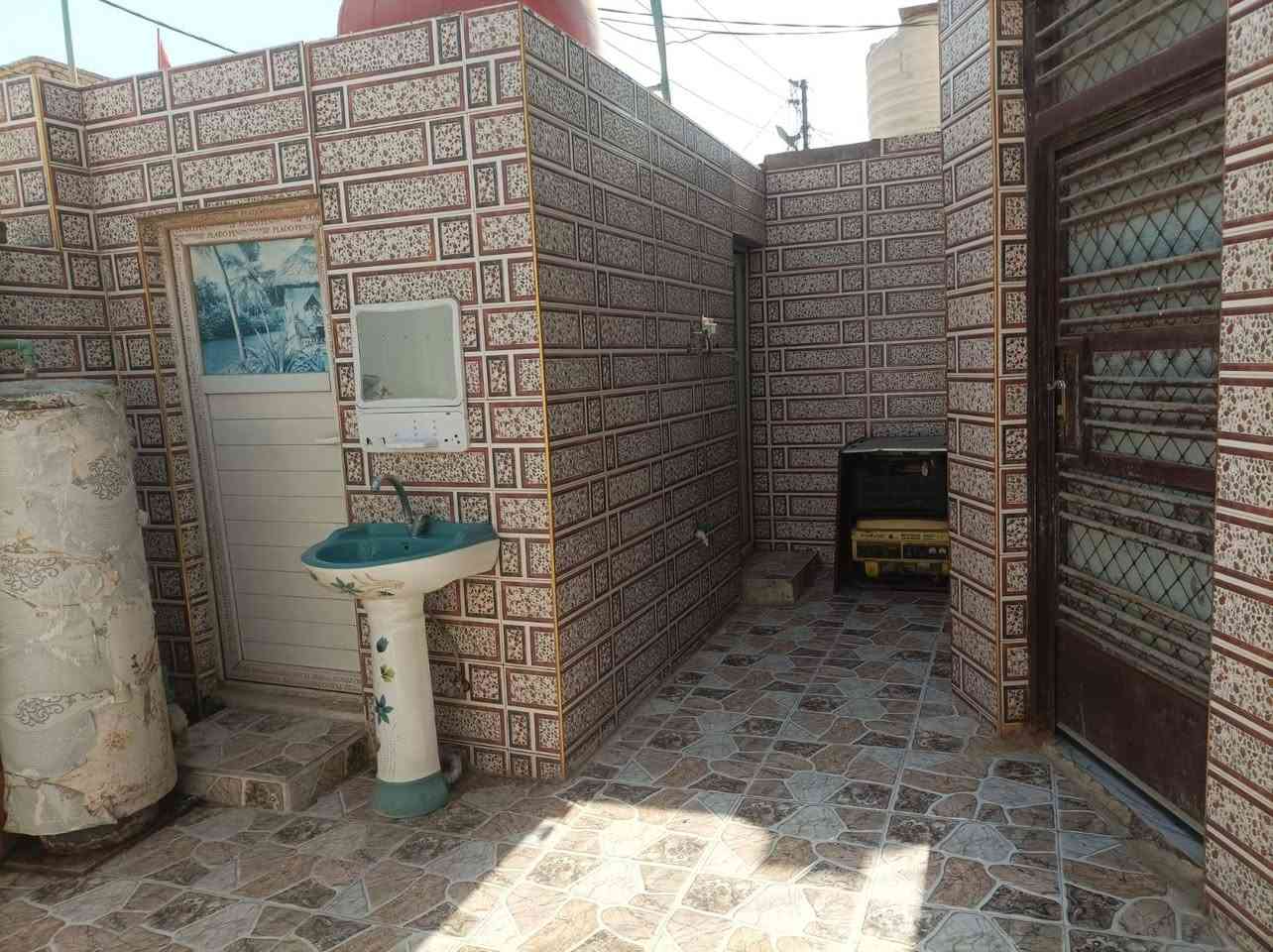 بيت للبيع خلف معمل الكاشي مباشر قريب لشارع جدآ شارع تبليط كل الخدمات متوفره مساحة ٢٠٠ متر السعر ٤٥ وبيه مجال رقم الهاتف ***********
