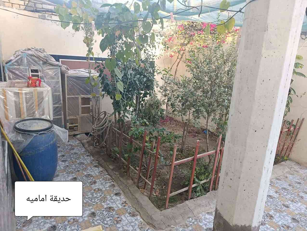 بيت مع قطعه للبيع 
البيت مساحته ٣٠٠ + قطعه ١٣٠ متر 
يتكون البيت :
 ٢ غرف نوم (٥×٤)
استقبال (١٠ متر)
صالة (٦ متر)
مطبخ داخلي بارد و مطبخ خارجي حار 
حمام داخلي (حمام فقط)
  صحيات متكامله خارجيه (حمام + تواليت)
بيتونه (٦ متر)
البناء طابوق ، السقف صب كونكريت فرشي 
حديقة اماميه و خلفيه مع ممر خارجي 
القطعه خلف البيت مفتوحه على البيت و هي حاليا حديقه خلفيه تكون نهاية شارع الموقع 
حي المجتبى شارع أستاذ خالد 
قرب الحسينية الزهراء أي استفسار إتصال على الرقم التالي واتساب 
***********
