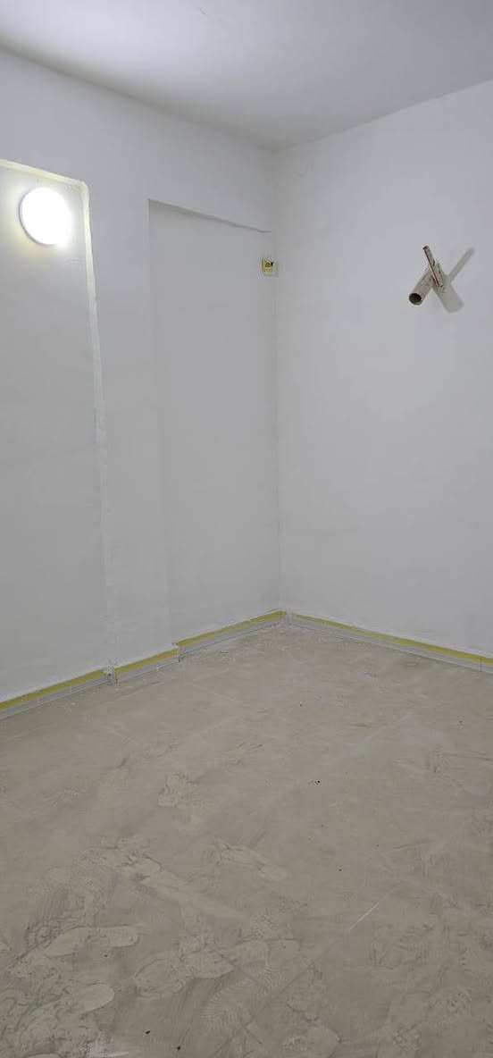 السلام عليكم شقه سرقفليه في شارع الجسر ترميم صارله شهرين طابق ثاني كلش نضيف المساحه 80متر اطلاله على شارع الجسر السعر 14مليون وبي مجال للشراي بل شهر تنطي 125الف للاستفسار زياره المكتب في شارع الاسكان قرب صيدليه الحرمين او الاتصال ***********-استاذ حيدر
