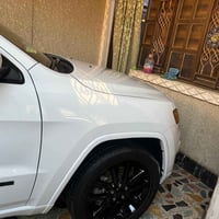 لبيع جيب كراند شيروكي  موديل ٢٠٢١ أللون ابيض  ماشية ٣٢ ميل  السيارة جد...