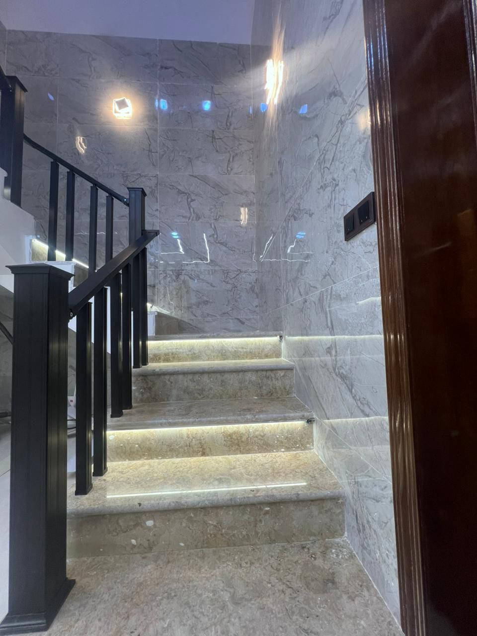 خلف جامعة بابل طريق حله  نجف سند 25 التحويل مباشر كل الخدمات متوفرة  
بناء درجة أولى سنة ٢٠٢٦
٦ غرف نوم
٤ سيوتات
 6مجمعات صحية
أستقبال ١٠ في ٥
كندور ٥ في ٧
مطبخ ٥ في ٦
مطبخ حار ٣ في ٥ 
كهرباء ٢٤ ساعة 
منظومة طاقة ٤٠ 
￼ الاستفسار على هذا الرقم***********
