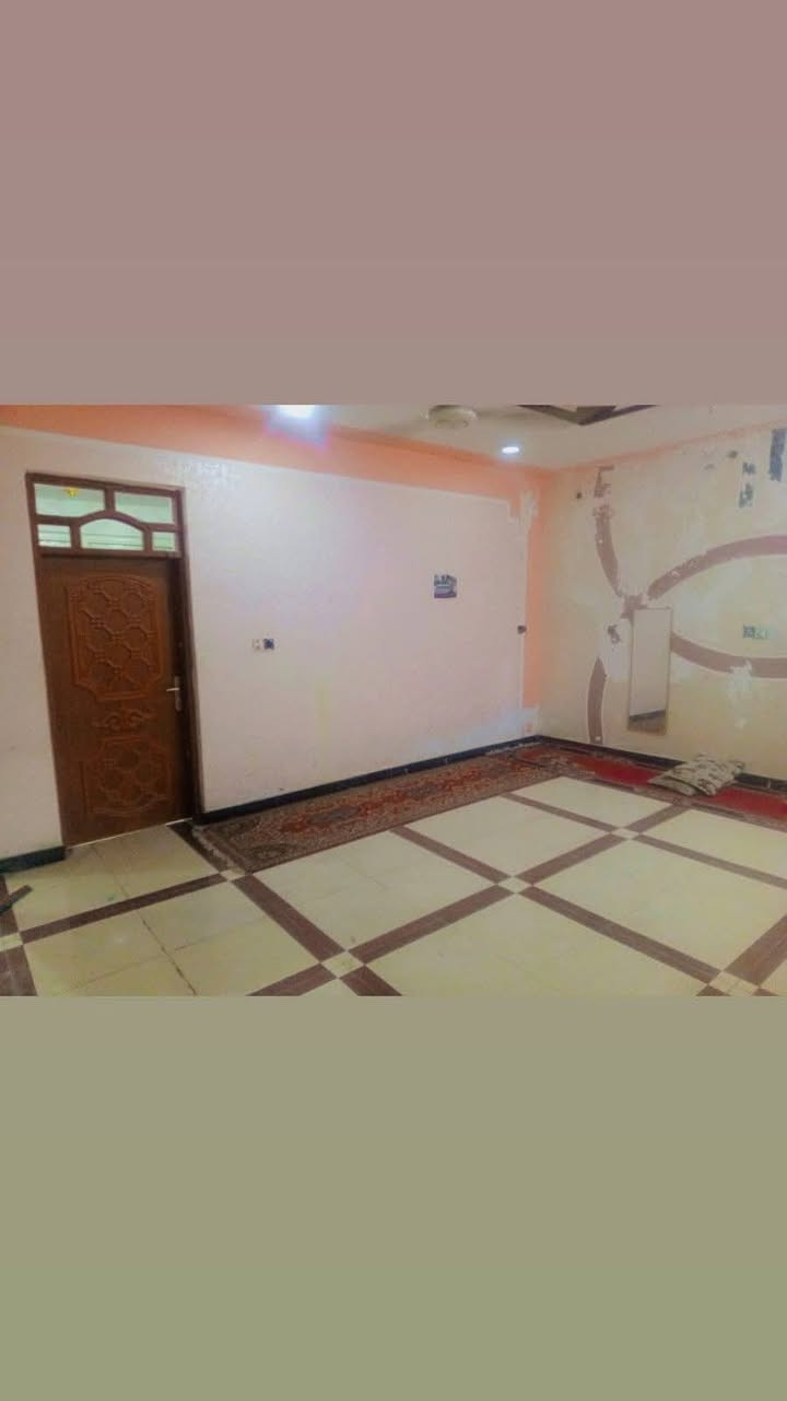 شقة مؤثثة للاجرا حي الشهداء ***********
1درج خارجي 
2غرف عدد ثنين
3صاله كبيره 
4مطبخ 
5صحيات 
6ثلاجه
7مجمده
8جرابي
9تنور 
10طباخ
11كاونتر 
12غساله 
13فراشات 

الي عليكم تجيبون فقط ملابسكم و دلاليتي وبخدمتكم ***********
