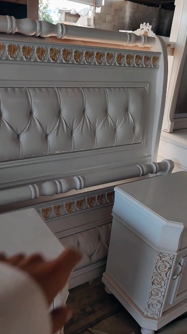 أعرض لكم سرير/غرفة نوم ستايل ملكي لون أبيض مائل للرمادي، تصميم فخم ومرتب، مبيّن بحالة نظيفة وبيها تفاصيل نقش وتنجيد راقي. مناسب للغرف الواسعة ويعطي شكل أنيق ومرتب، والبيع من جانبي مباشرة.