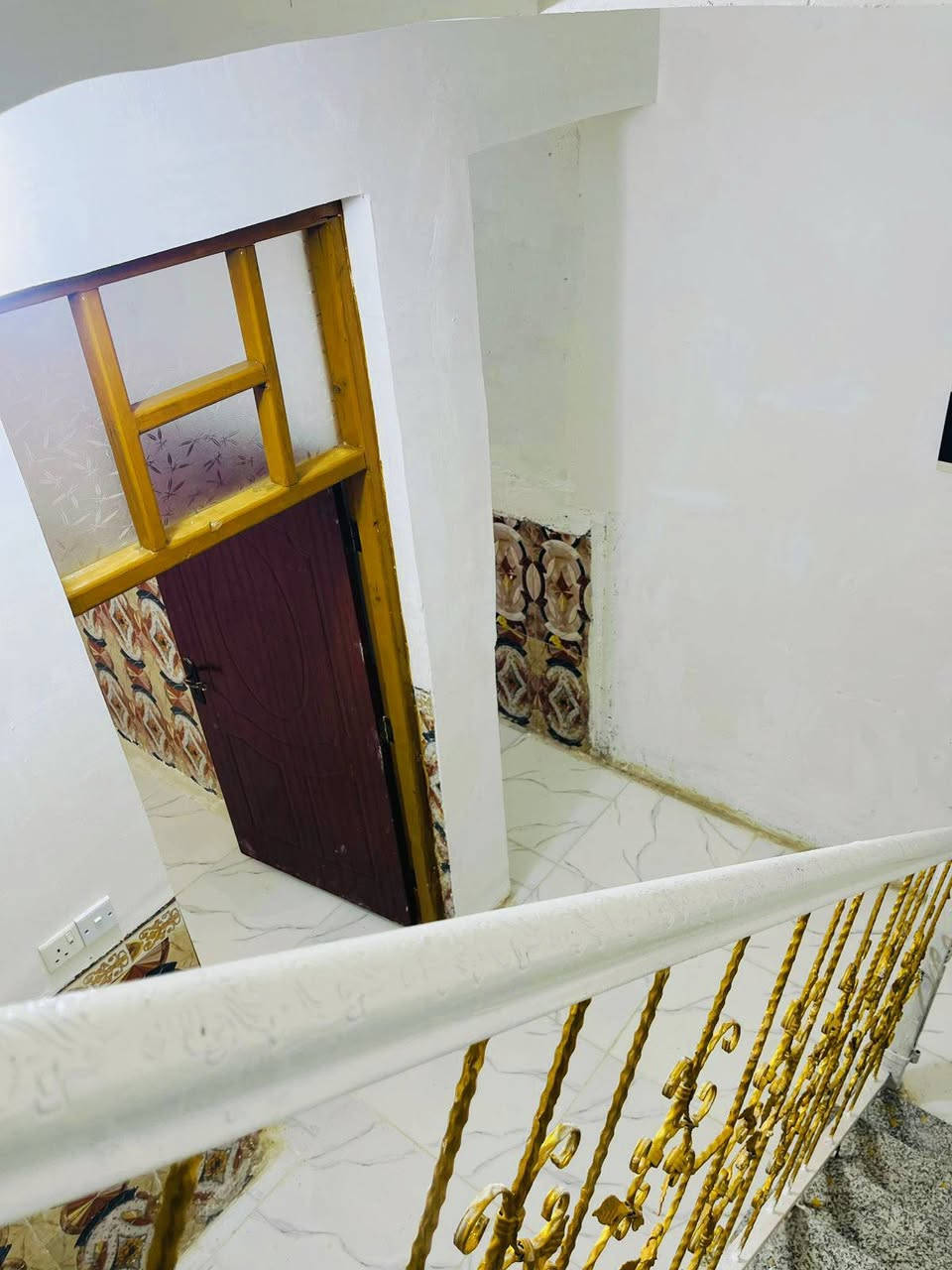دار للبيع مساحة 100م
📍الموقع بوب الشام صدام سرحان تبعد عن سيطرة الشعب 3 دقايق 
طابق ونص
يحتوي على مدخلين 
استقبال
حولي 
2 غرف نوم مساحة الغرفة 5.5×4.5
صحيات داخلية وخارجية
سطحين مع كراج
بناء طابوق 
السقف مسلح
الدار تحتوي على ماطور مع مغسلة وسخان التواصل على الارقام التالية.

واتساب***********
هاتف ‏‪+964 781 015 0321
