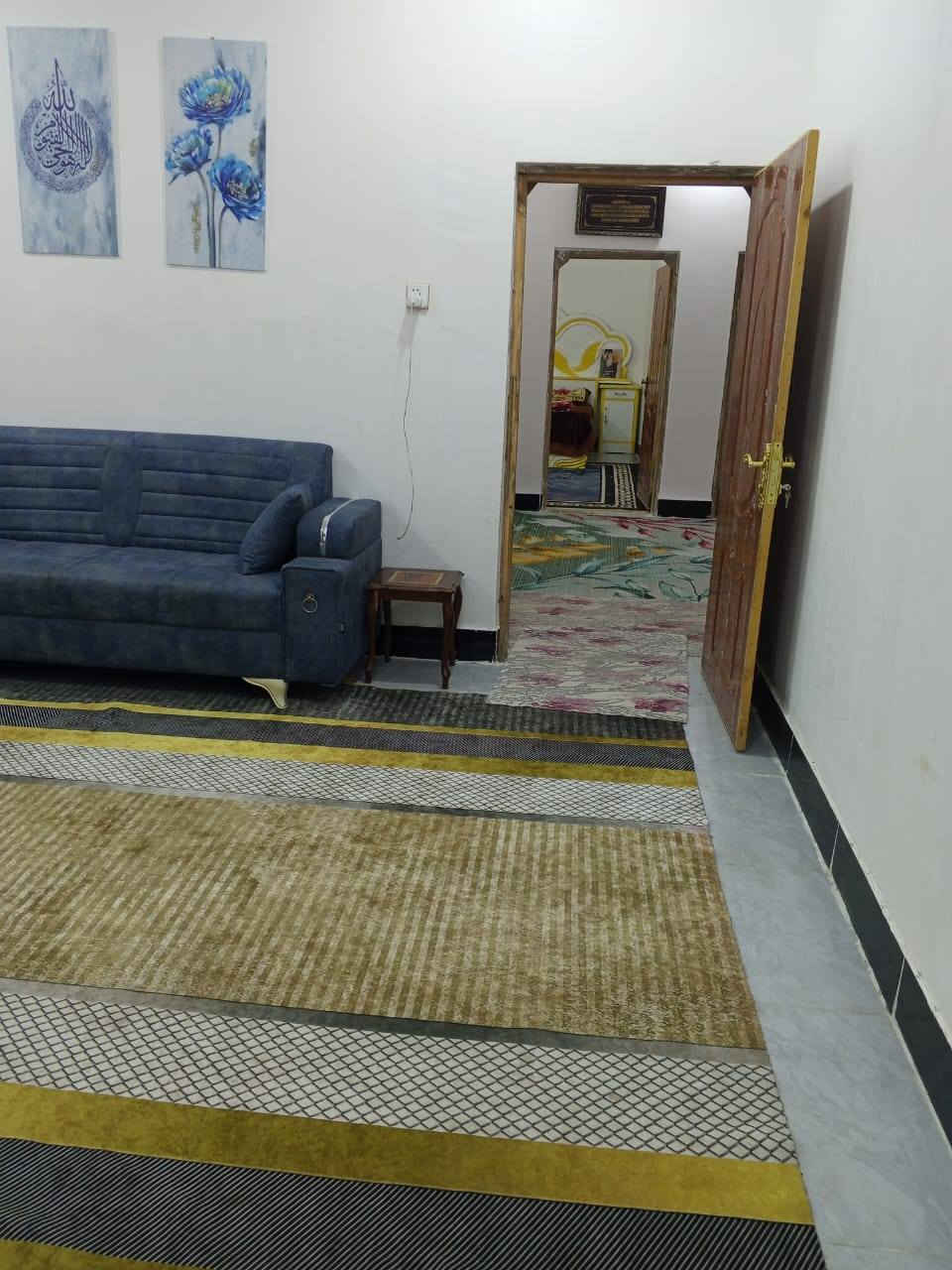 بيت زراعي200 م بناء 2025 بلوك كهربائي البتلو صب كونكريت  غرفتين 5×4 هول 6×4 مجمع غرف4×4 مطبخ4×4 ديوانيه 6×4 حمام 🛀 عدد 2  المنطقه سكنيه شوارع سبيس  +ماي وكهرباء 5خطوط  +مولد الاسكان الصناعي البوعظم بين الجسرين عبر سكه القطار شارع تبليط السعر 47  الاتصال صاحب البيت ***********
