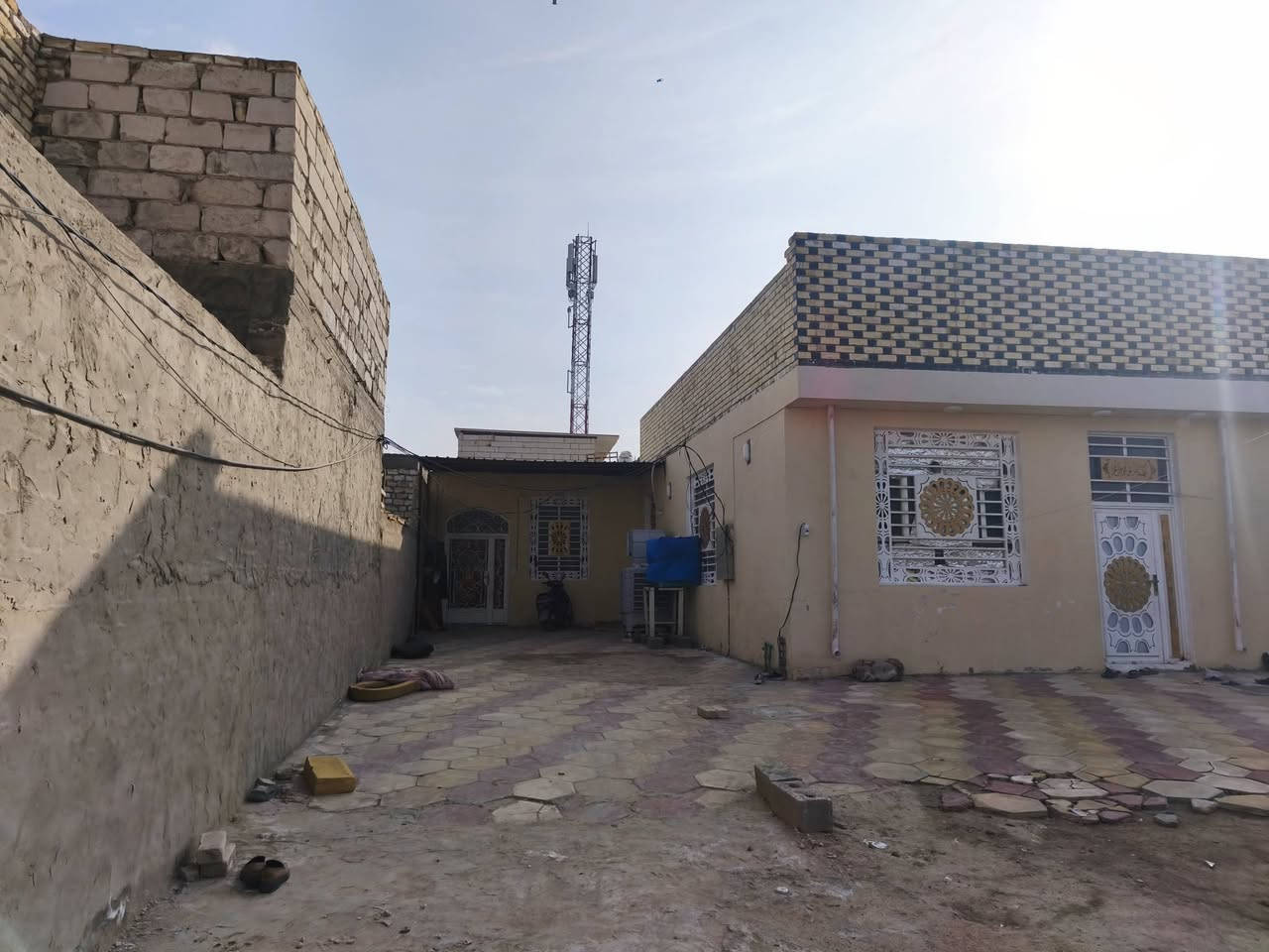 سلام عليكم قطعة للبيع في شارع الحولي قرب ساحة المظفر تحتوي على
 دارين + مضيف مساحة بناء 250 متر 
عرصة 500 متر 
سعر 200 مليون مع المجال 
للاستفسار تواصل على رقم ***********
