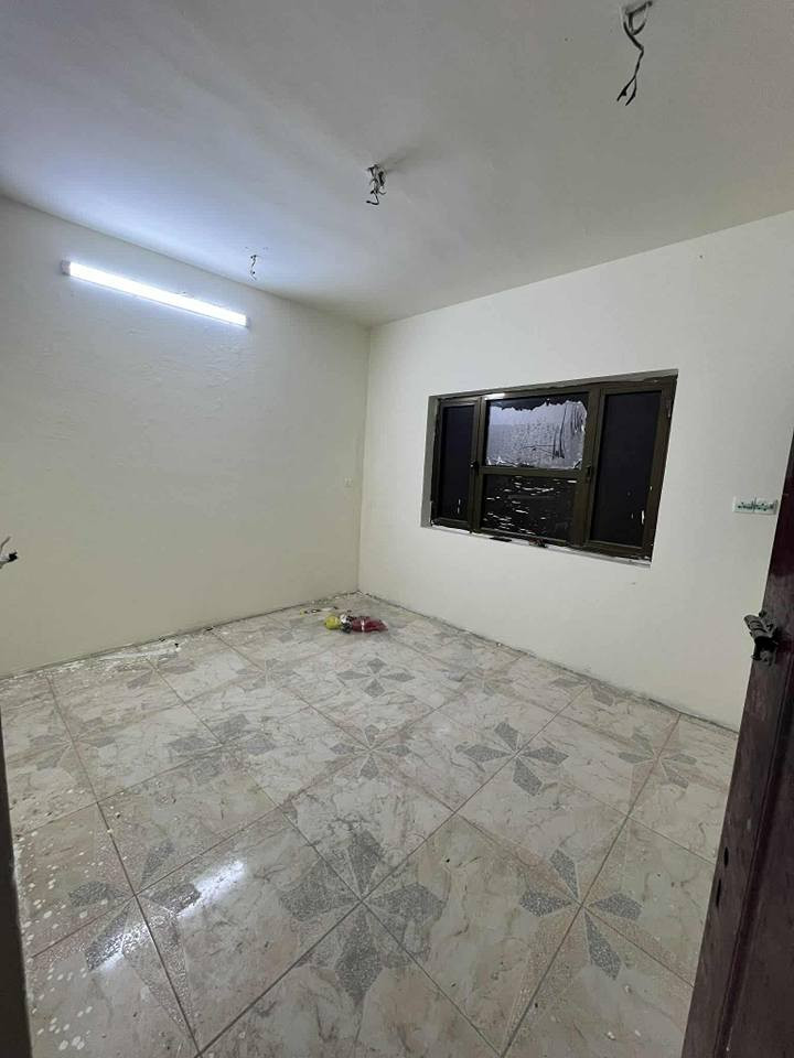 ***********  ابو احمد
سلام عليكم  دار زراعي للبيع سند 25 مساحة 75 متر. واجهة 8متر. يحتوي على طرمة وصالة ومطبخ وخدمات  طابق اول غرفتين نوم  وحمام  طابق ثاني بيتونة وسطح.  الموقع بغداد حي تونس افاق عربية او خلف شركت تيوتا عل طريق سريع محمد القاسم.   الدار مئجر ب500الف دينار تريده يبقة استثمار او  تريده فارغ بكيفك . خدمات فووول تبليط ماء. مجاري كهرباء اسواق مدارس كلشي يمك ومن الله التوفيق
***********  ابو احمد بغداد, العراق
