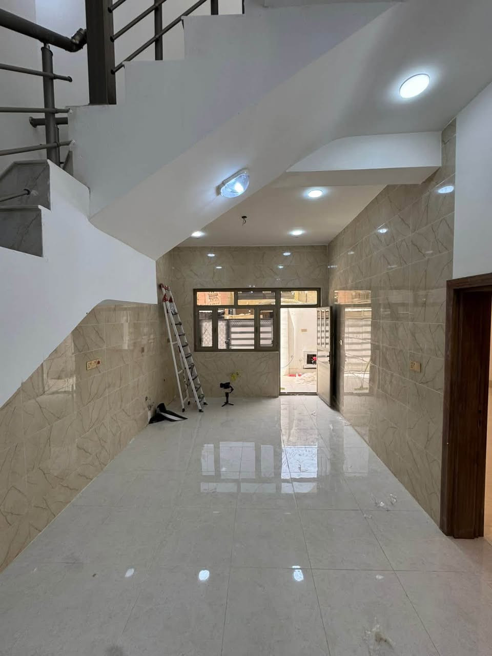 السلام عليكم
بيت طابو صرف مساحته ١٠٠ م٢. واجهة ٨،٣٣، نزال ١٢
البيت ركن على شارعين ، البناء درجة اولى 
، البيت جديد تم إنهاء العمل فيه بتاريخ(٢٠٢٥/٥/١٥)،
البيت: استقبال ، مطبخ، ٤ غرف نوم( ١ ارضي، و٣ طابق ثاني)
٣ حمام (حمام خارجي شرقي، ٢ حمام غربي ارضي وطابق ثاني )
مع السخان وماطور ماء،
العنوان : تراث الشرطة الخامسة / قرب شارع الجميلي
للاستفسار مراسلة الواتساب فقط على الرقم
***********
السعر ٢٠٠ مليون
