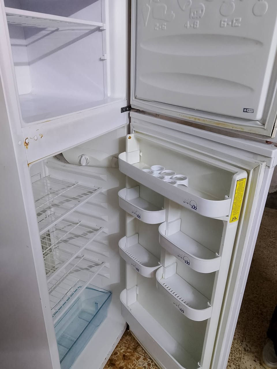 ثلاجه نضيفه السعر ٩٠بيه مجال قليل اتصال علا ***********
