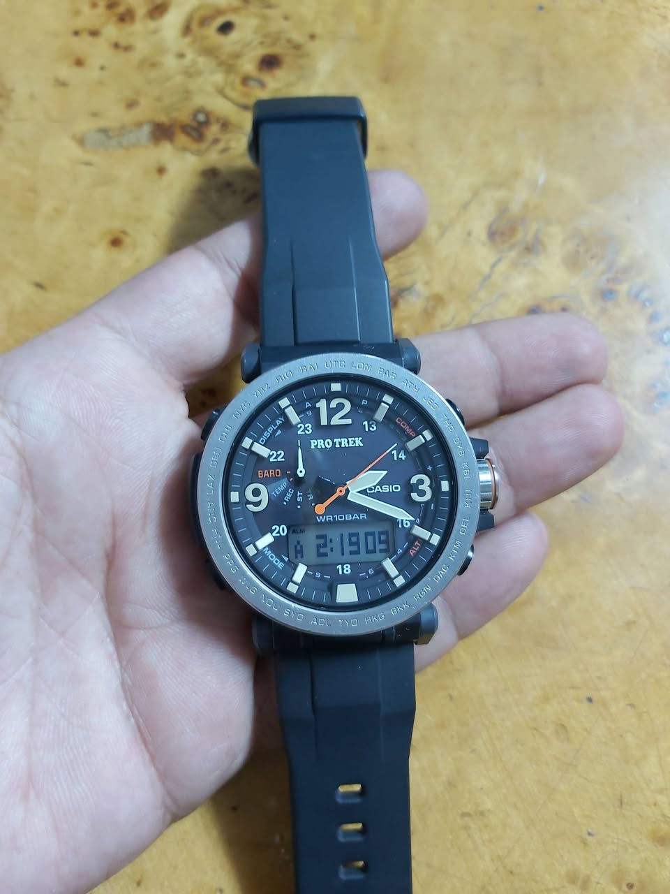 السلام عليكم
سعر الساعه 250 ألف يوجد توصيل 

الراتينج الحيوي / الفولاذ المقاوم للصدأ
الحزام
سوار قماشي (مصنوع من الزجاجات البلاستيكية المُعاد تدويرها)
مقاومة الماء
مقاومة الماء حتى عمق 100 متر
المقاومة البيئية
مقاومة درجات الحرارة المنخفضة (-10 درجات مئوية/ 14 درجة فهرنهايت)
مصدر الطاقة وعمر البطارية
ساعة تعمل بالطاقة الشمسية
ميزة المستشعر
نطاق قياس
مقياس الارتفاع: من -700 إلى 10000 م (من -2300 قدم إلى 32800 قدم)
وحدة القياس: 1 م (5 أقدام)
إشارة العقرب إلى فارق الارتفاع
قياسات الذاكرة اليدوية (لغاية 30 سجلاً، يتضمن كل منها الارتفاع والتاريخ والوقت)
بيانات السجل التلقائي (الارتفاعات العالية/المنخفضة، الصعود والهبوط التراكميان)
ميزات أخرى: بيانات الارتفاع النسبية (±100 م/±1000 م)،
الفاصل الزمني للقياس القابل للتحديد: 5 ثوانٍ أو دقيقتان
*ثانية واحدة لأول 3 دقائق فقط
*التحويل بين المتر والقدم
مقياس الضغط الجوي
نطاق العرض: من 260 إلى 1100 هكتوباسكال (من 7,65 إلى 32,45 بوصة زئبقية)
وحدة العرض: 1 هكتوباسكال (0,05 بوصة زئبق)
إشارة العقرب لفارق الضغط
الرسم البياني لتغيرات الضغط الجوي
منبه معلومات تغيرات الضغط الجوي (تشير الإشارة الصوتية والسهم إلى تغييرات مهمة في الضغط)
*التحويل بين الهكتوباسكال وبوصة الزئبق
بوصلة رقمية
لقياس الاتجاه وعرضه كنقطة واحدة من أصل 16 نقطة
نطاق القياس: من 0 إلى 359 درجة
وحدة القياس: درجة واحدة
قياس متواصل لمدة 60 ثانية
إشارة العقرب إلى الشمال
معايرة ثنائية الاتجاهات
تصحيح الانحراف المغناطيسي
مقياس الحرارة
نطاق العرض: من -10 إلى 60 درجة مئوية (من 14 إلى 140 درجة فهرنهايت)
وحدة العرض: 0,1 درجة مئوية (0,2 درجة فهرنهايت)
*التحويل بين درجة الحرارة المئوية ودرجة الحرارة بالفهرنهايت
التوقيت العالمي
29 منطقة توقيت (29 مدينة + التوقيت العالمي المنسق)، الوصول إلى منطقة التوقيت العالمي المنسّق بلمسة واحدة، تشغيل/إيقاف تشغيل التوقيت الصيفي، تبديل المدينة المحلية/مدينة التوقيت العالمي
ساعة الإيقاف
ساعة إيقاف بدقة 1/100 ثانية
قدرة القياس: 23:59'59.99''
أوضاع القياس: الوقت المنقضي، وقت الانقسام، أوقات المكانَين الأول والثاني
مؤقت
مؤقت العد التنازلي
وحدة القياس: ثانية واحدة
نطاق العد التنازلي: 60 دقيقة
نطاق ضبط وقت بدء العد التنازلي: من ثانية واحدة إلى 60 دقيقة (بمعدل زيادة ثانية واحدة، معدل زيادة دقيقة واحدة)
المنبه/إشارة الوقت بالساعة
5 منبهات يوميًا
إشارة الوقت بالساعة
الضوء
إضاءة LED مزدوجة
إضاءة LED للوجه (إضاءة LED تلقائية بالكامل، مدة إضاءة قابلة للتحديد، إضاءة الشفق)
إضاءة LED خلفية لشاشة العرض الرقمي (إضاءة LED تلقائية بالكامل، مدة إضاءة قابلة للتحديد، إضاءة الشفق)
لون الضوء
ضوء LED: أبيض
تقويم
تقويم تلقائي كامل (حتى عام 2099)
ميزة كتم الصوت
تشغيل/إيقاف تشغيل نغمة عملية الزر
ميزة التصحيح التلقائي لموضع العقارب
التصحيح التلقائي لمكان العقرب الأصلي
ميزة توفير الطاقة
توفير الطاقة (تختفي شاشة العرض وتتوقف العقارب لتوفير الطاقة عند ترك الساعة في منطقة مظلمة)
عرض/تنبيه بمستوى شحن البطارية
مؤشر مستوى شحن البطارية
وقت التشغيل
وقت تشغيل البطارية التقريبي:
7 أشهر للبطارية القابلة لإعادة الشحن (فترة التشغيل مع الاستخدام العادي من دون التعرض للضوء بعد الشحن)
25 شهرًا للبطارية القابلة لإعادة الشحن (فترة التشغيل عند تخزينها في مكان مظلم تمامًا مع تشغيل ميزة توفير الطاقة بعد اكتمال الشحن)
الدقة
الدقة: ±15 ثانية في الشهر
ميزات أخرى
تنسيق 12/24 ساعة
ميزة إزاحة العقرب (يدويًا أو تلقائيًا (خلال قياسات الارتفاع، والضغط الجوي، ودرجة الحرارة))
تسجيل منتظم للوقت:
تناظري: 3 عقارب (الساعات، الدقائق (يتحرك العقرب كل 10 ثوانٍ)، الثواني)
رقمي: الساعات، الدقائق، الثواني، صباحي/مسائي، التاريخ، اليوم


**إذا كنت صاحب هذا الإعلان وتريد حذفه لأي سبب، رجاءا أرسل رسالة إلى الدعم الفني**