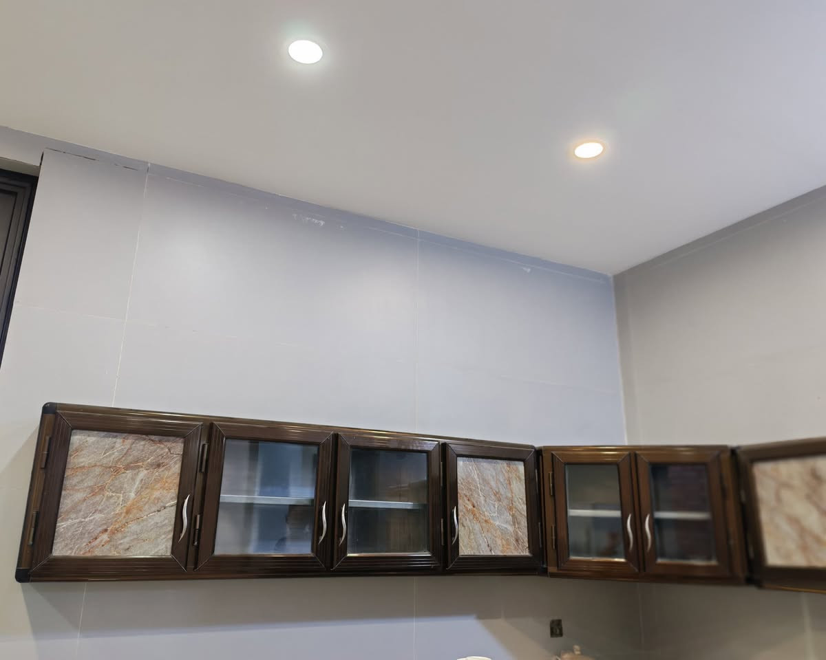 السلام عليكم ورحمة الله وبركاته / هذا الكاونتر والميز ثنينهم للبيع بسعر واحد وبيهن مجال للتواصل واتساب: ***********
العنوان: حي الميلاد
