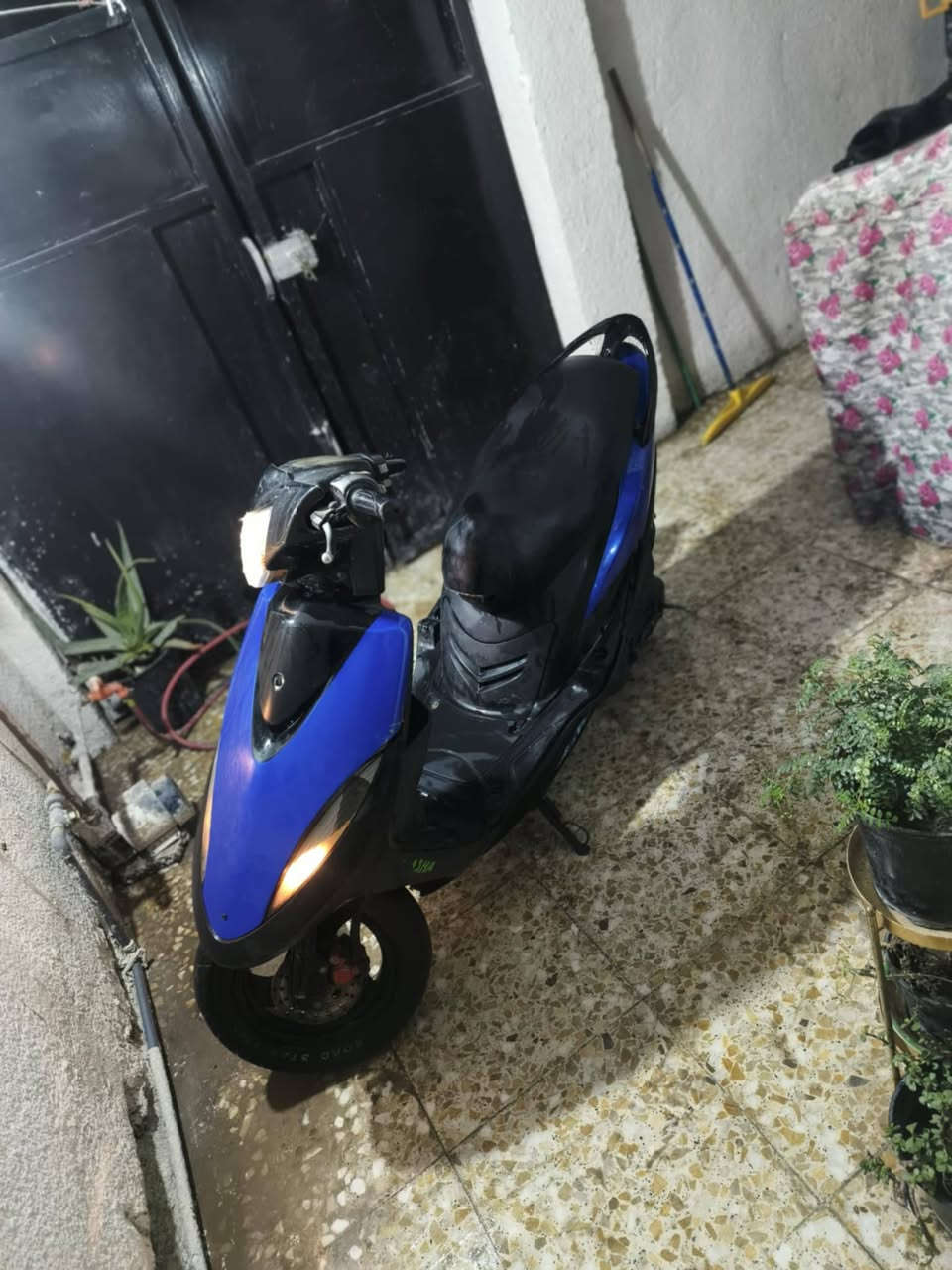 سلام عليكم دراجه ماكس عدله للبيع نقص بس باتري تشتغل هندر حاليا مكاني جزيره بغداد السياحيه رايده 375 
رقم تلفون ***********
