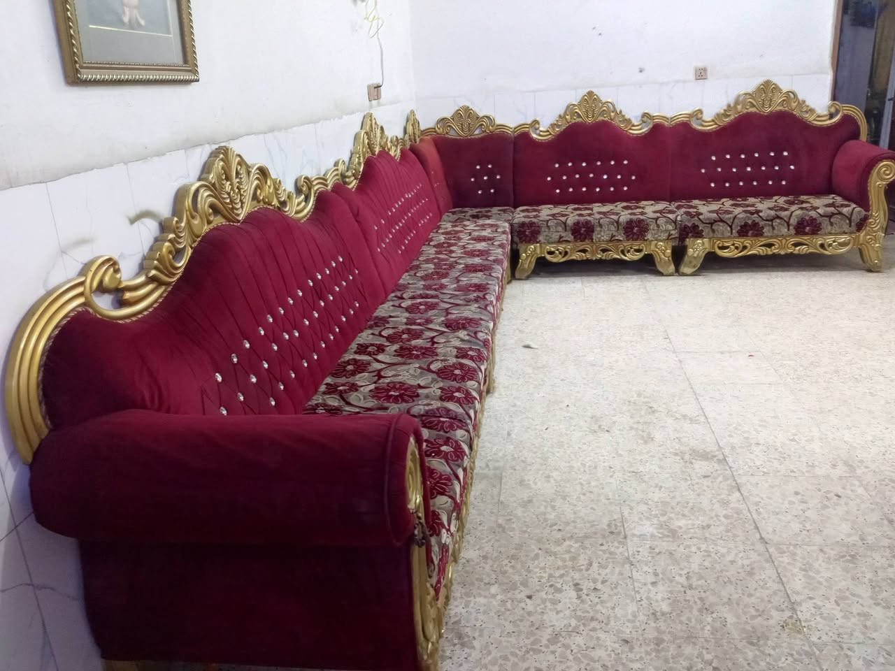 ديوان ملكي تكمه نظيف جدا 11 مقعد ب300الف وبي مجال المكان الوشاش *********** يوجد  توصيل بكروة يوجد واتس اب
