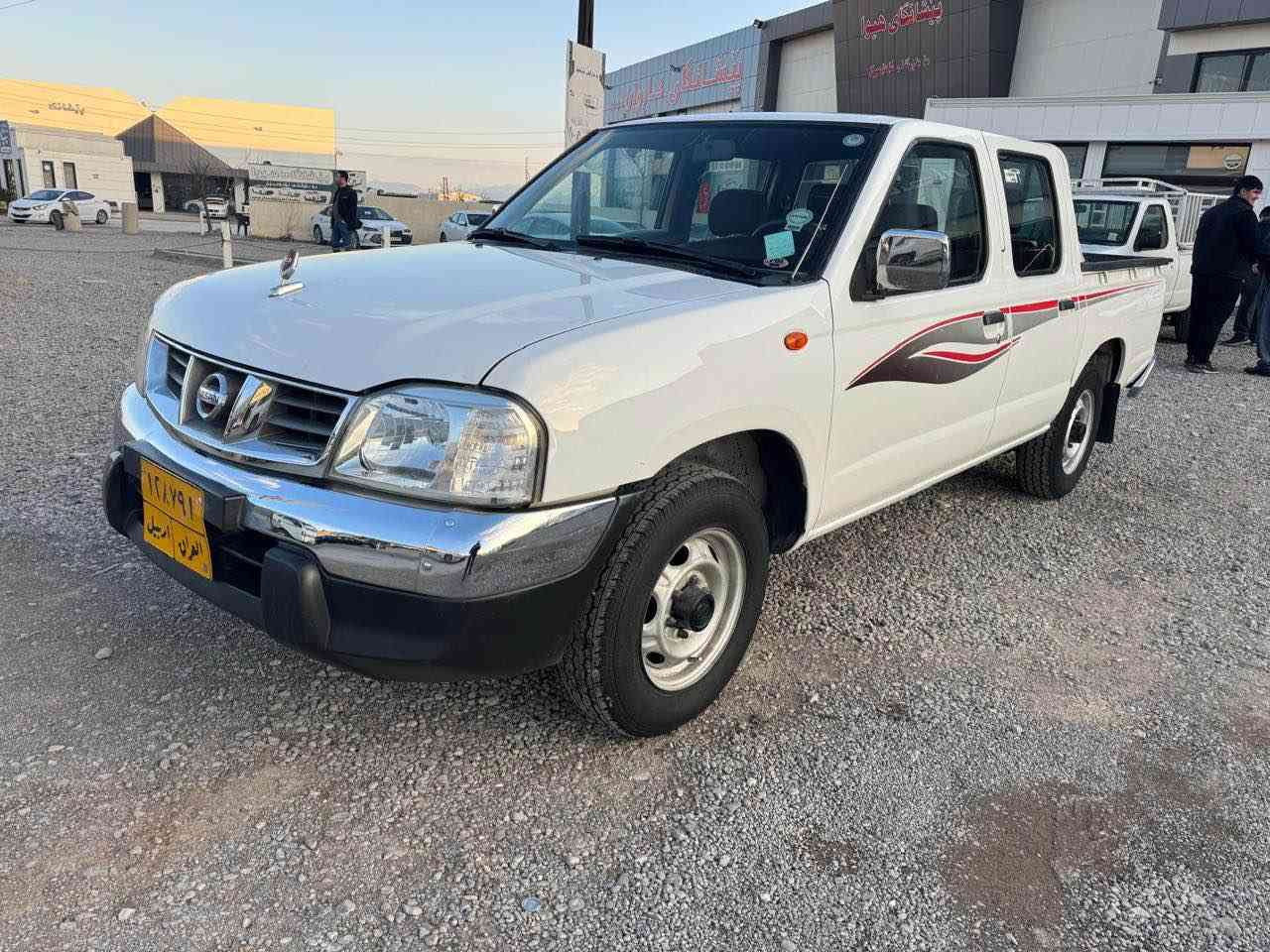 نيسان پيكاب موديل ٢٠١٢ يابانى 
سةنةوى تاكو ٢٠٢٨ تازةية
 دةعامى ناڤارا هيچى پيوة نية سةيارةكة لوكة كوشن و گاعى بيلاديية هةيكةل و ناوى لوكة هةمو گيانى لةسةر بيلاديية
  تايةكانى تازةن تةنها سةرقةپاغى زنجيرى مةكينةى كراوةتةوة  هيچ مةسرةفى نية 
سةيارةكة ٢٩٠ هةزار رويشتووة 

نرخى ١٤٣$ و كةميك مةجال
شوين چوارقورنة 
***********       ***********
***********       *********** رانية, السليمانية
