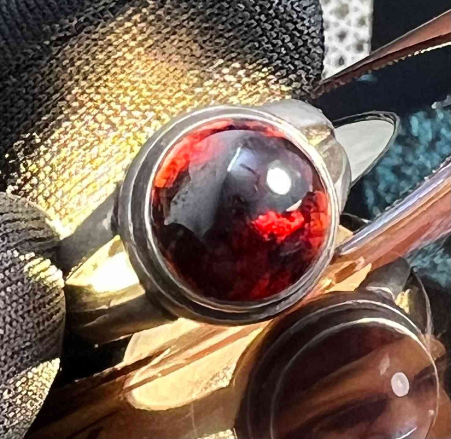ياقوت زريجي قديم ..

✨ عراقة الماضي وسحر الطبيعة.. 
ياقوت زريجي قديم بصياغة تراثية فاخرة! ✨

للأشخاص الذين يبحثون عن التميز والقطع التي تحمل روحاً وتاريخاً، نعرض لكم هذا المحبس الفاخر. خاتم من الفضة المصاغة يدوياً بالطريقة العراقية القديمة، يتوسطه حجر الياقوت الزريجي القديم الأصلي.
ما يميز هذا الحجر هو لونه الأحمر الطبيعي الساحر مع الشوائب الطبيعية التي تعتبر شهادة ميلاد الحجر وبصمته الفريدة، والتي تزيد من قيمته وجماله التراثي. قطعة راقية جداً تجمع بين الهيبة والأصالة.

📥 للاستفسار أو الحجز، يرجى مراسلة الصفحة على الخاص.*********** واتساب 

#ياقوت_زريجي #خواتم_فضة #صياغة_يدوية #صياغة_قديمة #أحجار_كريمة #تراث_عراقي #خواتم_ملكية #نوادر
