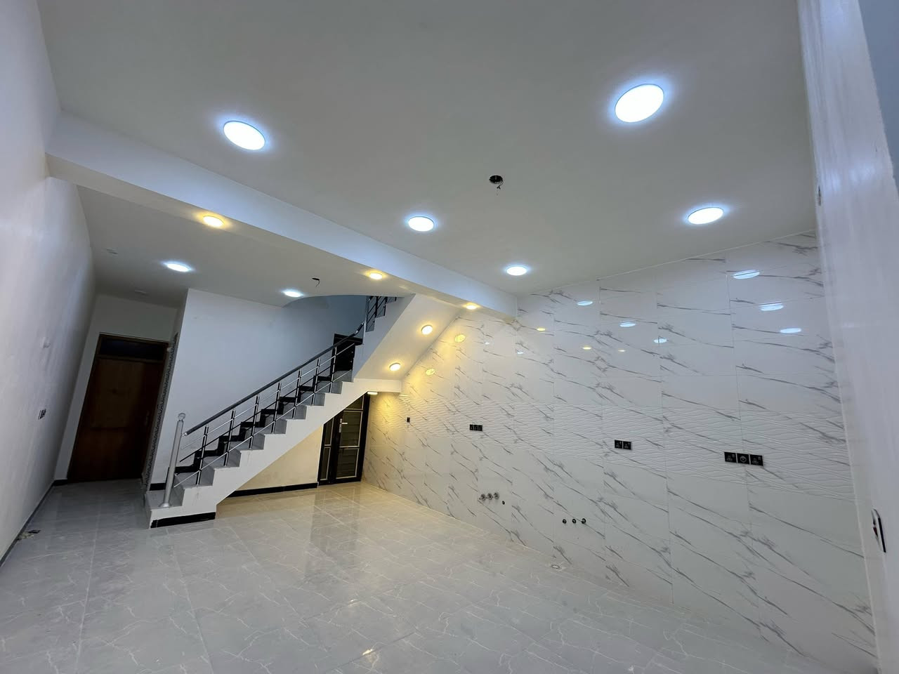 السلام عليكم
يعلن مكتب عقارات الزاملي عن بيع مشتمل 

في حي الخضراء زراعي مقابل ساحة البيع المباشر (وكفة الجمعه)شارع المخبز (افضل شارع من ناحية الخدمات كهرباء ماء مجاري كيبل ضوئي اناره )

تفاصيل المنزل 

المساحه 100م الواجه 5 نزال 20

الشغل مرتب ابواب تركيه  والواجهيه فوم يحتوي على حمام خارجي وداخلي و استقبال وهول مفتوح على المطبخ وغرفة نوم وبيتونه  كبيره 7 في 4.5 متر تصلح غرفه  ب اعتبارها مفصوله بالتاسيس // البيت جاهز 100‎%‎ 

السعر 65 مليون وبي مجال بسيط

للاستفسار اتصل على الرقم *********** 

(بناء 2025 )
