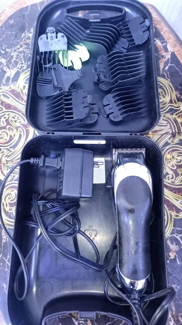 مكينة حلاقة أمريكي واسأل عليها في اي مكان بس بشرط واحد يعرف بالمكينة اخوان لا اتكسرون بالسعر لانة هاي نوعية درجة اولى بيني وبينكم رب العالمين واهل البيت عليهم السلام للبيع قبل شهر وصلتني الاصلية كامل مواصفات جديدة اريد اصفي المحل سعر المكينة (150 ألف) للتواصل على الرقم *********** مع تمنياتي للجميع بالتوفيق
