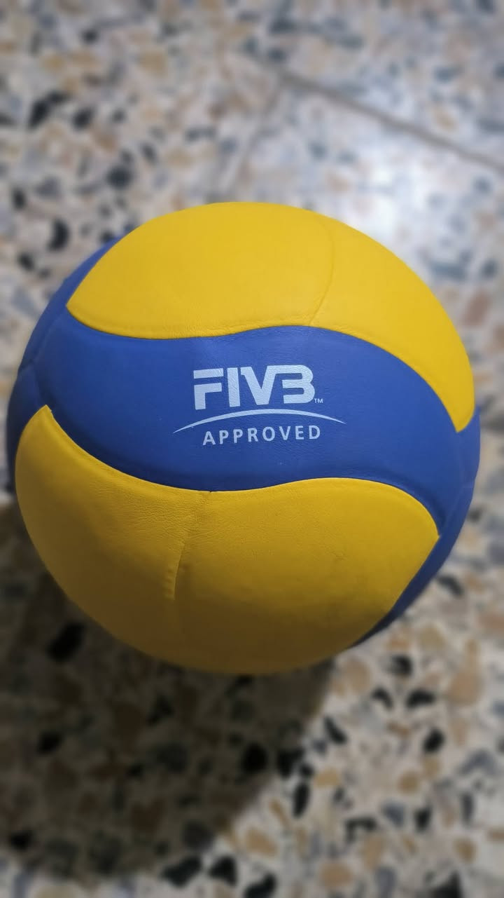 🏐 إعلان لبيع: كرة طائرة ميكاسا (Mikasa V330W) أصلية
​الماركة: ميكاسا (Mikasa) – الماركة الرائدة عالمياً في ملاعب الكرة الطائرة.
​الموديل: V330W (موديل المسابقات الدولية - International Competition Model).
​التصميم العام: تصميم حديث مميز ومبتكر مكون من 18 لوحة (Panels) لزيادة ثبات الكرة في الهواء وتحسين الرؤية أثناء اللعب، باللونين الأزرق والأصفر الكلاسيكيين.
​درجة الاعتمادية: معتمدة رسمياً من الاتحاد الدولي للكرة الطائرة (FIVB Approved)، مما يعني أنها مطابقة تماماً للمقاييس والمواصفات العالمية للمباريات التنافسية.
​بلد الصنع: صنع في تايلاند (Made in Thailand) - وهي بلد الصنع الأصلي لكرات ميكاسا الاحترافية.
​⚙️ المواصفات الفنية والقياسات:
​المقاس: مقاس رسمي قياسي (Size 5).
​ضغط الهواء المثالي للملء: يتراوح بين 4.5 رطل (LBS) أو ما يعادل 0.3 - 0.325 كجم/سم² (kgf/cm^2).
​الخامة الخارجية: جلد صناعي متميز وناعم يمنح تحكماً ممتازاً وثباتاً أفضل أثناء التمرير والضرب الساحق.
​الرقم التسلسلي (الباركود): 49***********.
السعر 25 الف قفل


**إذا كنت صاحب هذا الإعلان وتريد حذفه لأي سبب، رجاءا أرسل رسالة إلى الدعم الفني**