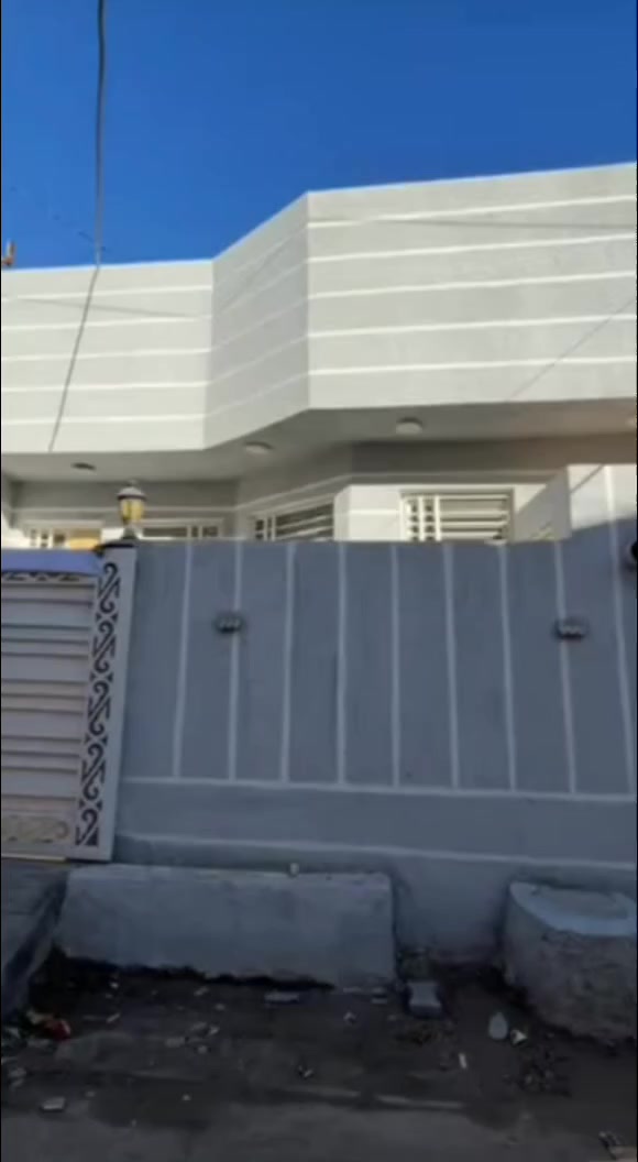 السلام عليكم
دار للبيع في كربلاء المقدسه قرب مدينه العاب السندباد ومستشفى العباس الاهلي 
المساحه ١٠٠ متر ركن طابق واحد 
الواجهه ٧ متر 
النزال ١٤ونص 
بناء طابوق درجه اولى البيت جديد يحتوي على غرفتين نوم واستقبال وصاله ومطبخ وصحيات 
خدمات كامله ماء مجاري كهرباء تبليط 
شارعه ١٠ متر تبليط 
والشارع الرئيسي مدخل الحي ١٥ متر 
السعر 150 مليون وبي مجال بسيط 
للاستفسار الاتصال على *********** أو واتساب نستقبل كافه عروضكم بيع وشراء
