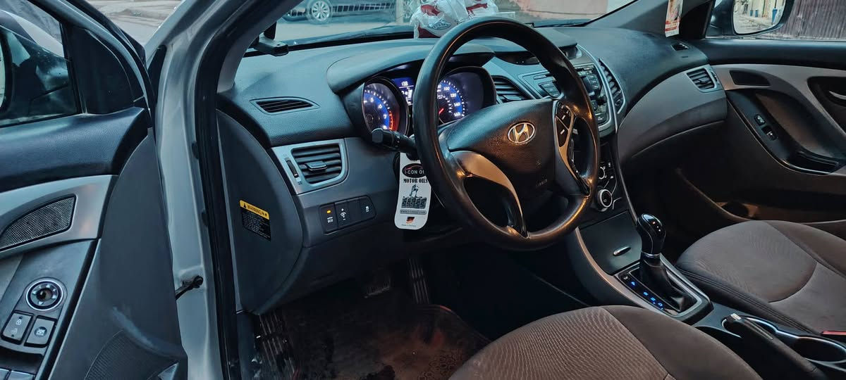 السلام عليكم ورحمة الله تعالى
النترا وارد أمريكي 2015 بغداد
 حادثها بنيد وجاملغ
# محرك 1800 دوش مامفتوح 
# تدفئة تبريد
#سنويه بأسمي لغاية 2030

@السعر 108
للإتصال ***********
