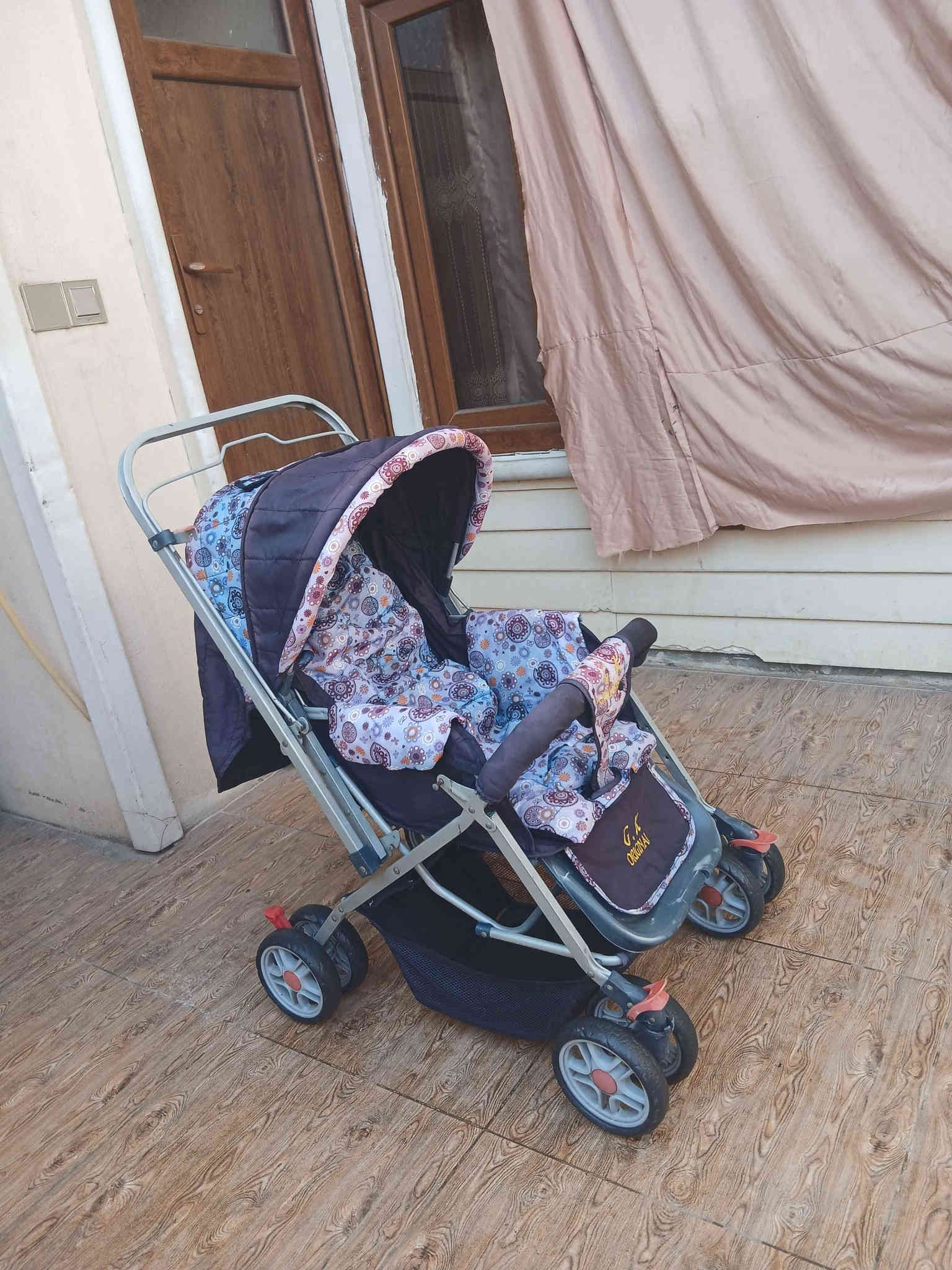 عارەبانەی مناڵان زۆر پاک و جوان و بێعەیب 8 تاییە،  کورسیەکەی پاڵ ئەخرێ بۆخەوتن و تەواوتەختەکرێ
، قایشی بەستنەوەی هەیە ، ژێری پێوەیە بۆشت هەڵگرتن

،  تایەو ئیسۆپی زۆر مەزبوتەو بچوک ئەکرێتەوە بۆناوسەیارەو شوێن کەم ئەگرن ، 
سعری زۆر گونجاوەو سعری  30 هەزارە کۆتای

سلێمانی ، گەیاندن هەیە*********** السليمانية
