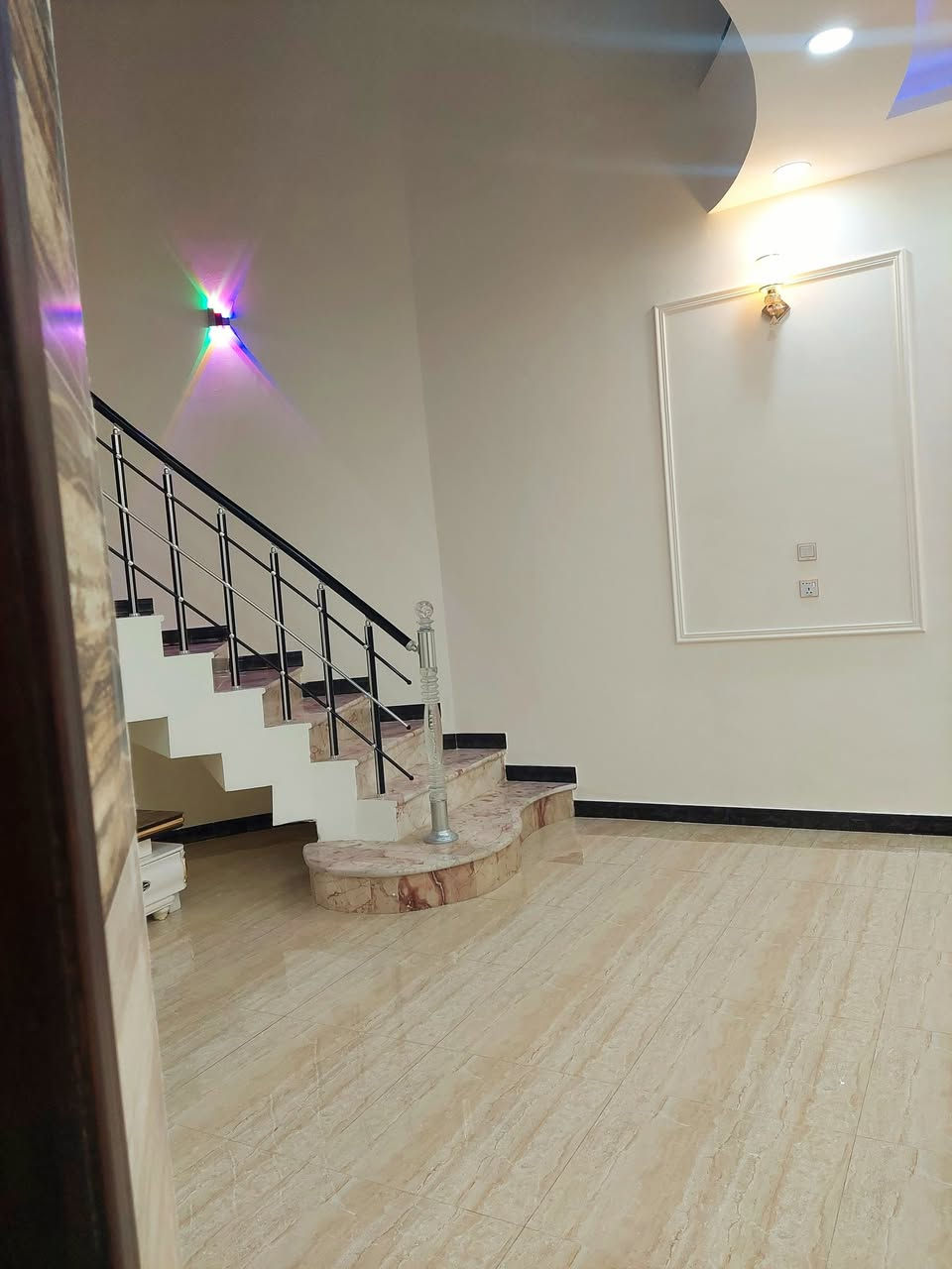 🔴🔴
(بيت للبيع 750 متر بناء حديث درجة اولى بسعر مناسب) 

الموقع: خلف جامعة الإمام الصادق عليه السلام الأهلية.

المساحة: 750 متر زراعي إقرار محكمة.

تفاصيل العقار:  
طابق واحد ونص بناء حديث فول مواصفات بناء درجة اولى مساحة البناء 360 متر يحتوي على 3 غرف نوم 
2 بالطابق الاول و غرفه واحده كبيرة بالطابق الثاني وصالة عدد 2 وبراني ومطبخ ومجمع صحيات عدد 2 
وكراج للسياره كبير جداً  .

السعر: 210 مليون مع المجال. 

للأستفسار أكثر مراسلتنا ع الخاص او رقم الواتساب( *********** )
