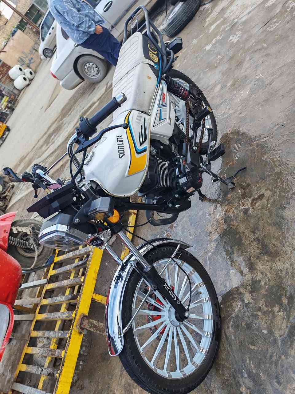 السلام عليكم دراجة سيفان موديل 25 محرك 200 السعر وراق كاملة السعر 850الرقم الهاتف ***********
