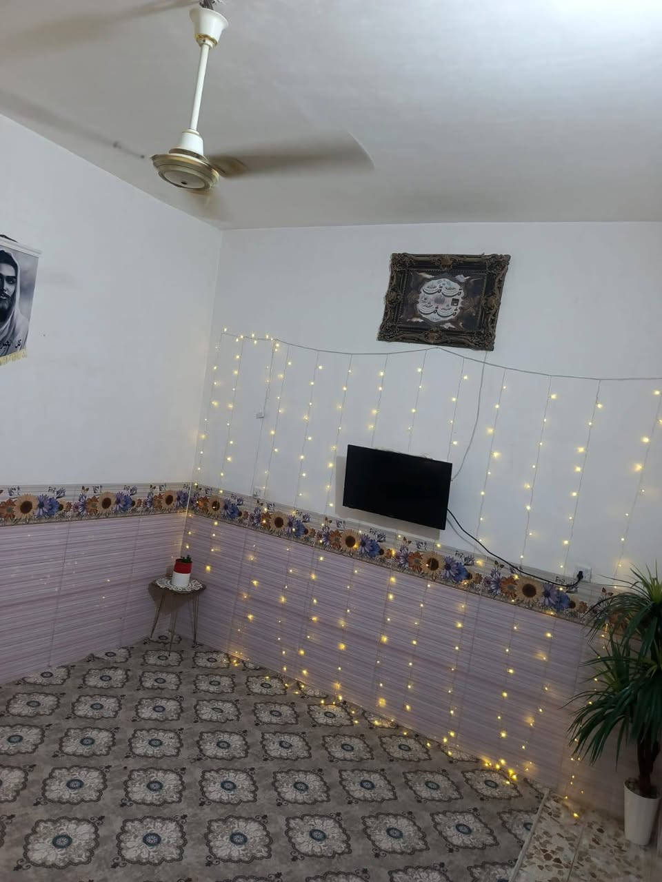 السلام عليكم دار للبيع مساحته 135
غرفه واستقبال وصاله ومطبخ وحمام داخلي وطارمه جبيرة مع حديقه 100متر لورا المكان شهداء بلتجاوزات قريب المزرعه يبعد عن الشارع السايدين الجديد مية متر للاستفسار ***********
