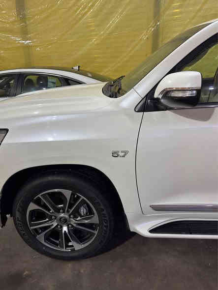 تويوتا لاندكروز  VXR مديل 2017 خليحي  
فول مواصفات السيارة  
محرك V8 حجم 5700 كفاله
كشنات اماميه كهرباء
ايرباك عدد 8
حساسات امامي خلفي
كاميرا خلفيه
ثلاجه 
كشنات كهرباء عدد 2
بصمه وتشغيل عن بعد بلادي 
سلايت  روف 
دبل ماوس 
مثبت سرعة
لايت اسود زنون وبخاخ لايت 
شاشه  بلادي 
كمبريسر هواء بالصندوك 
السياره جديده   بدون حادث بدون بارد 
مكفوله كفاله عامه 
رقم دهوك باسمي
السياره جدا جديده وكله ع بلاد 
ما بيه اي نقص 
تخم تاير قبل شهر شاد وبطاريه جديده 
ماشيه 119 الف كيلو 
السعر نهائي 515 ورقه
هاتف*********** البصرة
