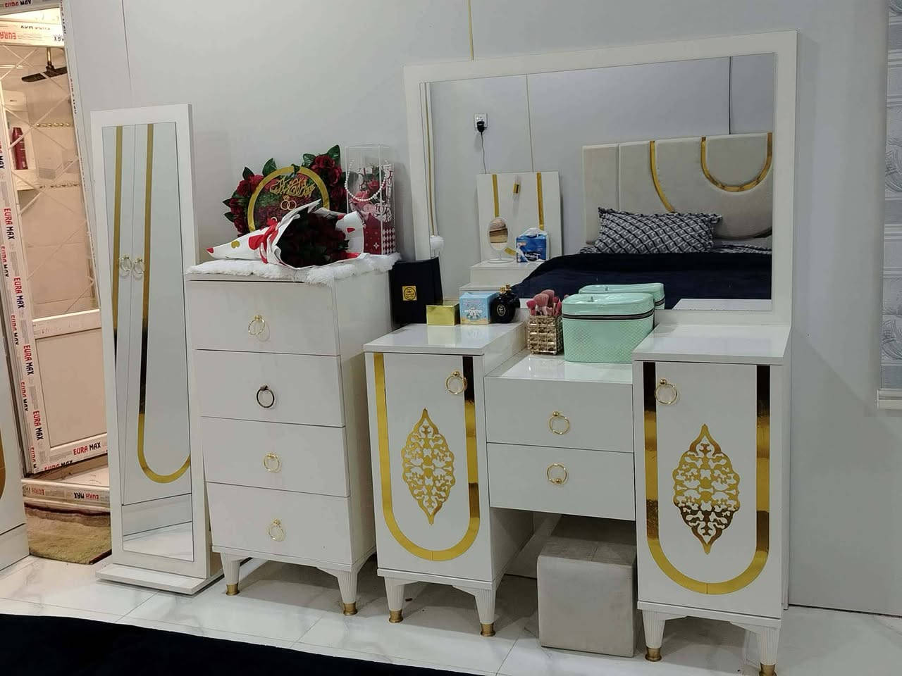 اللبيع غرف نوم مستعمل قليل ***********
