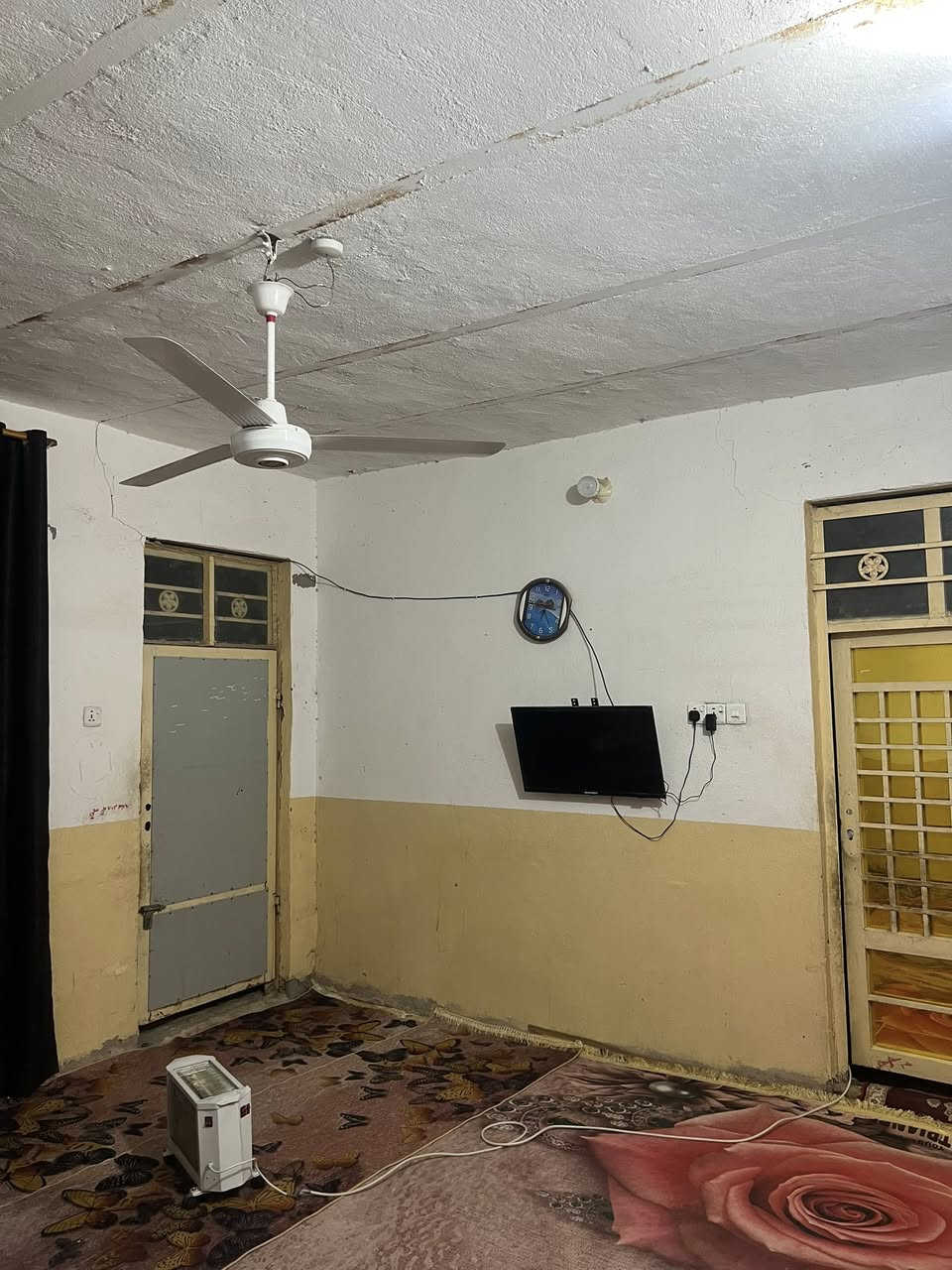 سلام عليكم 
الدار البيع 
حي العسكري شارع الصب قرب مولد ياسر 
المساحه ٢٠٠ متر 
٣ غرف ستقبال وصاله ومطبخ 
الستفسار *********** وتساب
