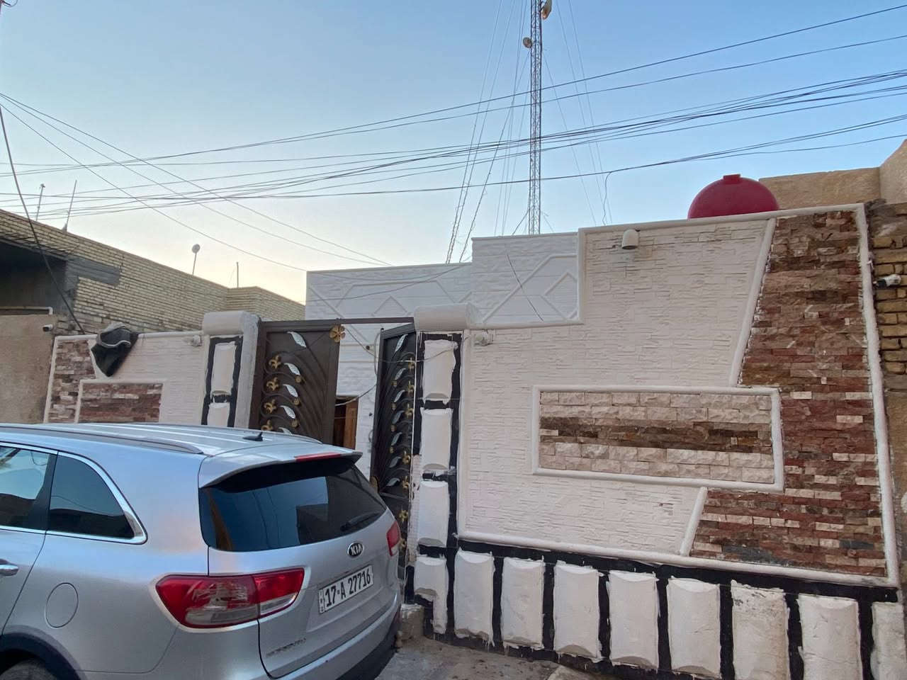 السلام عليكم دار للبيع في الرميثه حي الحسين قرب مدرسه المروج اول بيت بالفرع طابو صرف بسمي مساحه ٢٢٤ متر بي براني ٦*٤ وغرفه ٤*٣ونص وغرفه ٥*٤وهول ٤وفي ٤ونص  مطبخ ٥*٣ تهويه خلف البيت بيه حمام  البيت عكاده السعر ١٢٥ وبي مجال بيع مراوس عادي اي استفسار واتساب او اتصال ع هذا الرقم***********
