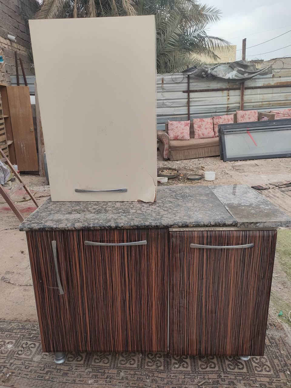 سلام عليكم البيع كاونتر معة طباخ شغال كلة الامنيوم السعر 100 كاونتر تركي مرمر قطعتين السعر 100 وبيهن مجال مكاني حي اور سبع قصور شارع ابو علي الرقم ***********
