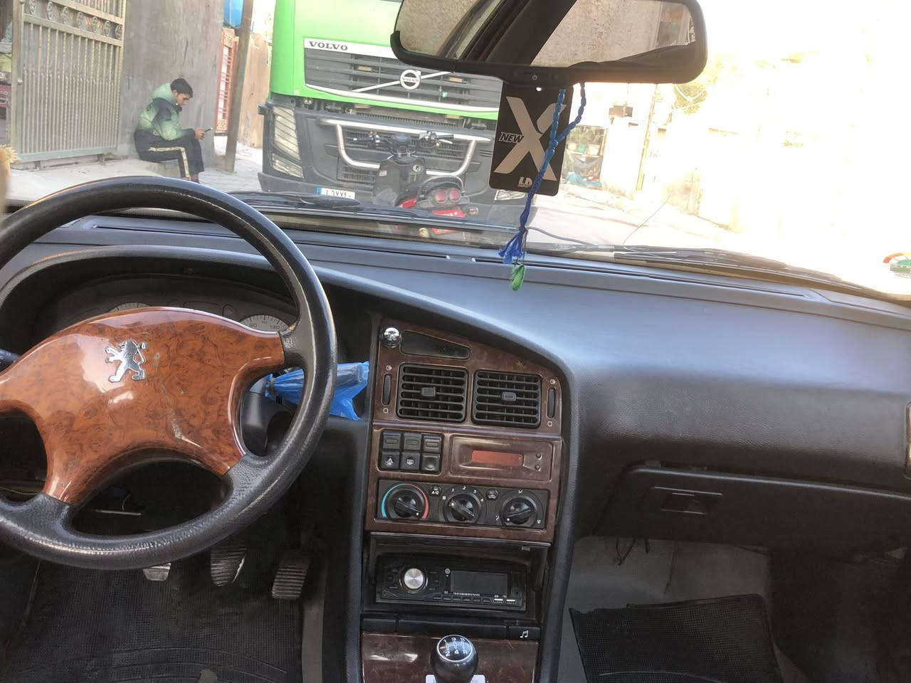 السلام عليكم بيجو بارص 2016 مكفوله ماعده البنيد مبدل طاير بارد باب الخلفي قطعه صغيره كير ومكينه مكفول سياره جاهزه السياره بسمي رقم انكليزي هزه جديده هاذه رقمي *********** بغداد الكماليه بياعه شرايه لا تخابروني
