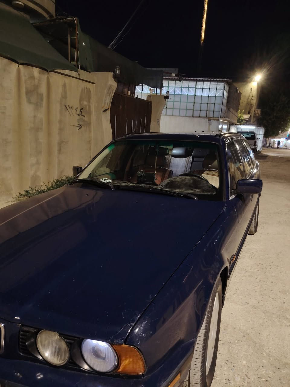 BMW 525i سياره مابيه ضرر مامصبوغه فقط الي موضح بصوره طخم جديد داخل نضيف طخم تايت جدد عنوان موصل سعر 55 وبيها مجال بسيط***********
