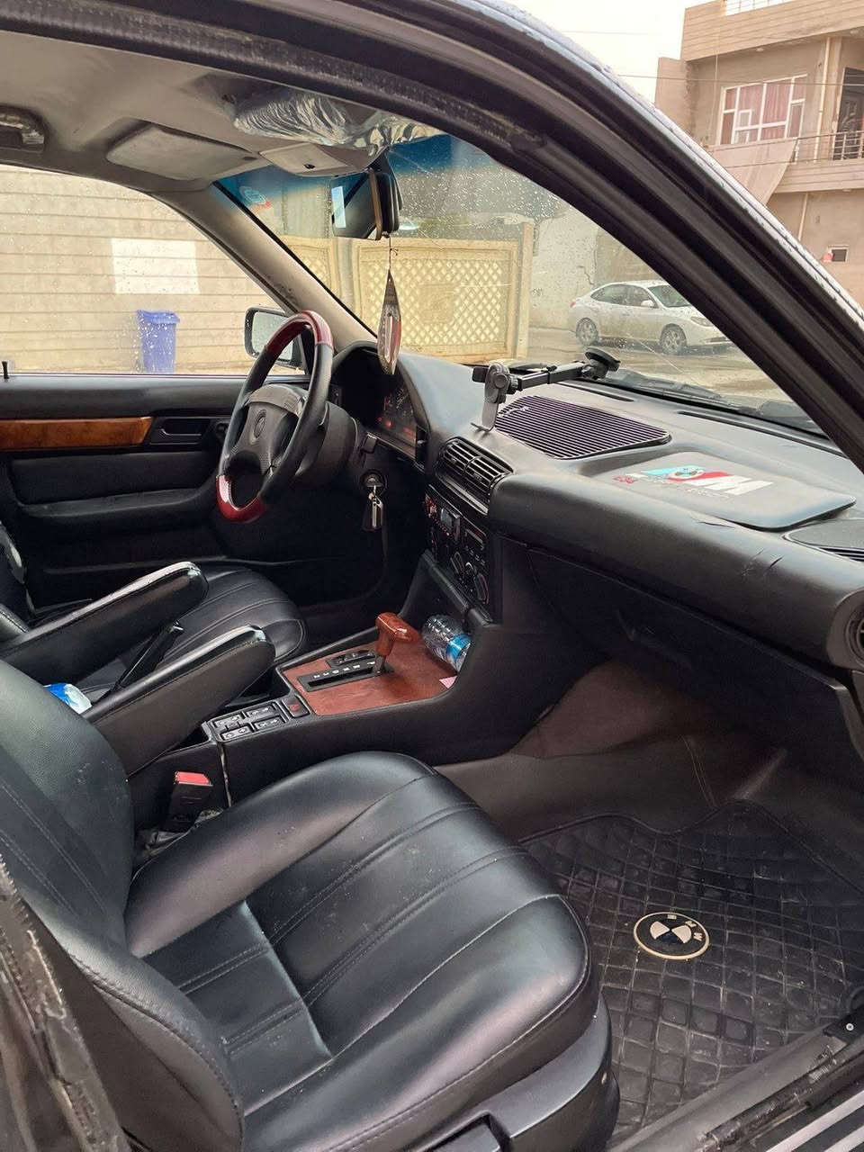 BMW 525 E34
1991
السعر 60$
محرك كبس
كير اوتوماتيك
تبريد
كشنات جلد بلادي
اربعة جامات كهربائي
تخم صدر و تايرات كلهن جديدة
بيها شلعة يشلع كاع
رقم و هزة و سنوية جديدة لحد 2031
بطاقة بنزين عدها
بيها ضربة شبر جاملغ امامي طرف سايق 
بيع فقط بدون مراوس
مكاني كركوك شوراو 
***********
*********** كركوك, العراق
