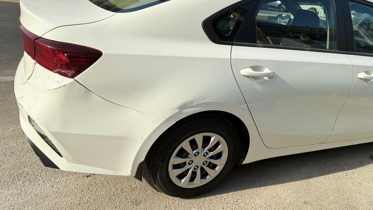 سيراتو موديل 22خليجي محرك 1600دوش 
مواصفات نص فول تبريد قطعتين حساس خلفي تحكمات ستيرن جهتين مغلفة من الداخل مابيها ولا قطرت صبغ بيها شخط صغير بالباب وطخة صغيرة بالجاملغ وتكحيل بالدعامية وكلشي موضح بالسونر وبالصور ماشية 82 ألف كيلوالسعر 165
مكان السيارة بغداد الاتصال ***********
