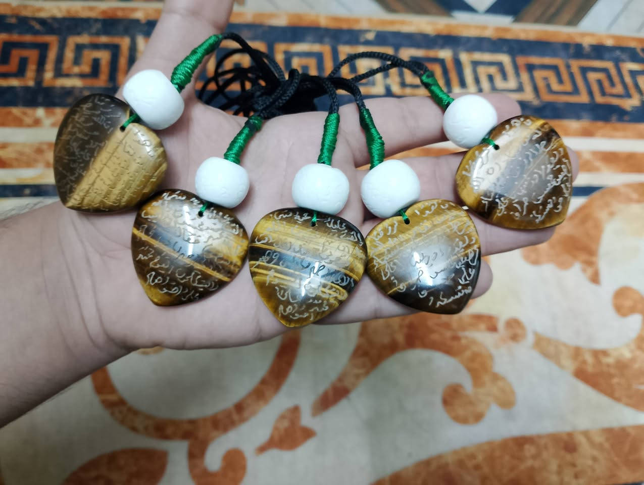 يا الله سلام عليكم اخواني الاعزاء 
متوفر حجر تايكر وعطف بحري قطعتين في قلاده وحده 
*العطف منقوش عليه آيات المحبه 
*التايكر منقوش عليه آيات الرزق وآيات المحبه و ايات عقد لسان و ايات الشفاء و ايات الحفظ 
متوفر جمله و مفرد 
و متوفر خدمه توصيل لجميع محافظات العراق 
للاستفسار مراسله الصفحه او الاتصال على الرقم ***********
