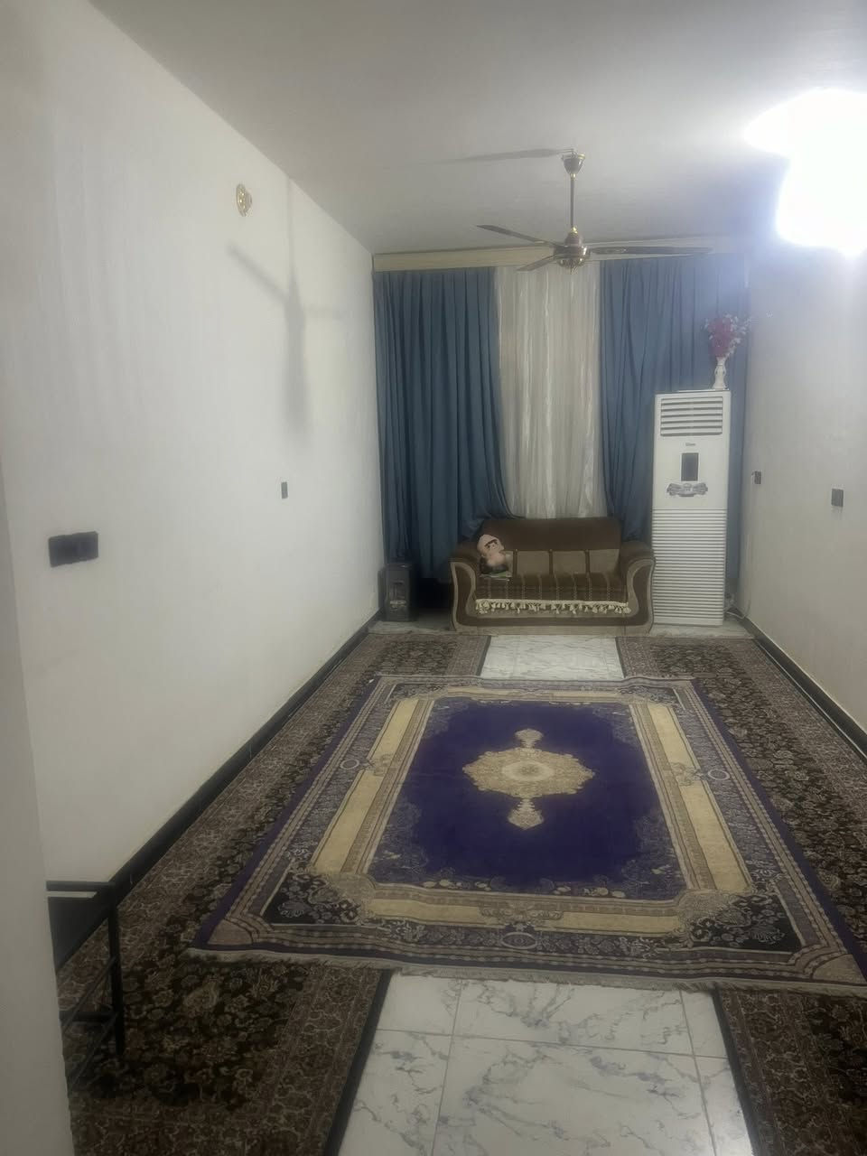 السلام عليكم عندي بيت اللبيع بالجمعيات خلف جامع قمر بني هاشم ميت متر واجهه 5ونزال20بناء جديد بيت مرتب حلو قاط ونص بي غرفتين نوم فوك واحده وجوه وستقبال ومطبخ وصاله وخدمات جوك وجوه خدمات الاستفسار اكثر اتصل عله رقم *********** سعر145بي مجال مقابيل بيت تشجير
