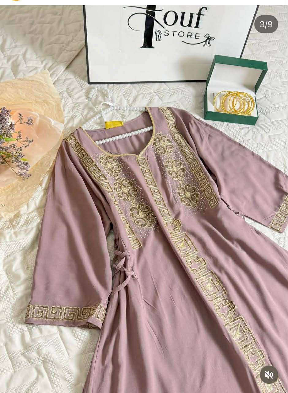 يتوفر مخور يبرز الخصر   🌸مخصر من الجوانب
كشمير ✨ تطريز ستراس ✨ خامة درجة أولى ثقيل ومرتب بارد ثلج ما يلزك باللبس سعر ما يتكرر 

الموديل فخم وراقي  للبيت وللضيوف 👑 وللعيد 

تطريزه يلمع بدون ما يبهت والغسل ما يأثر عليه 💎

📏 القياسات المتوفرة:

2XL – 3XL – 4XL – 5XL

يناسب من وزن 70 لغاية 115 كيلو بكل راحة وأناقة 🤍

الخامة مريحة وناعمة وما تعرق 🔥

سعر مناسب مقابل الجودة العالية

والعدد محدود ✋ اللي تحب تحجز لا تتأخر

للطلب والاستفسار على الرقم: او ع خاص 

📞 ***********
