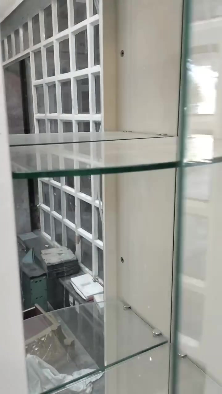 🔥 للبيع معرض تلفزيون مودرن بحالة ممتازة 🔥
معرض أنيق وفخم بتصميم عصري يجمع بين اللون الأبيض اللامع والخشب البني الراقي، مناسب لغرف الجلوس والصالات الحديثة.

✅ واجهات زجاجية جانبية للعرض
✅ رفوف زجاجية أنيقة
✅ أدراج خزن واسعة
✅ مكان مخصص للشاشة والأجهزة
✅ إضاءة ديكورية تضيف لمسة فخامة
✅ تصميم مرتب وعملي

المعرض نظيف وجاهز للاستخدام، ويضيف لمسة جمال ورقي لأي منزل.

📍الموقع: بغداد
💰السعر: اتصل على الرقم
📞 للاستفسار والمراسلة:***********
