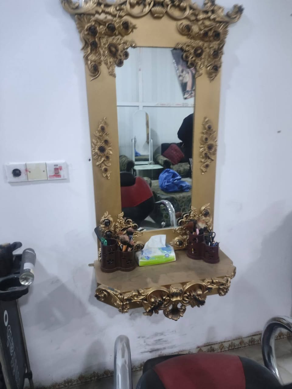 غراض صالون للبيع قيم واخذ. *********** مكان دوميز سايدين ٥٥
قرب صيدليه الزين
