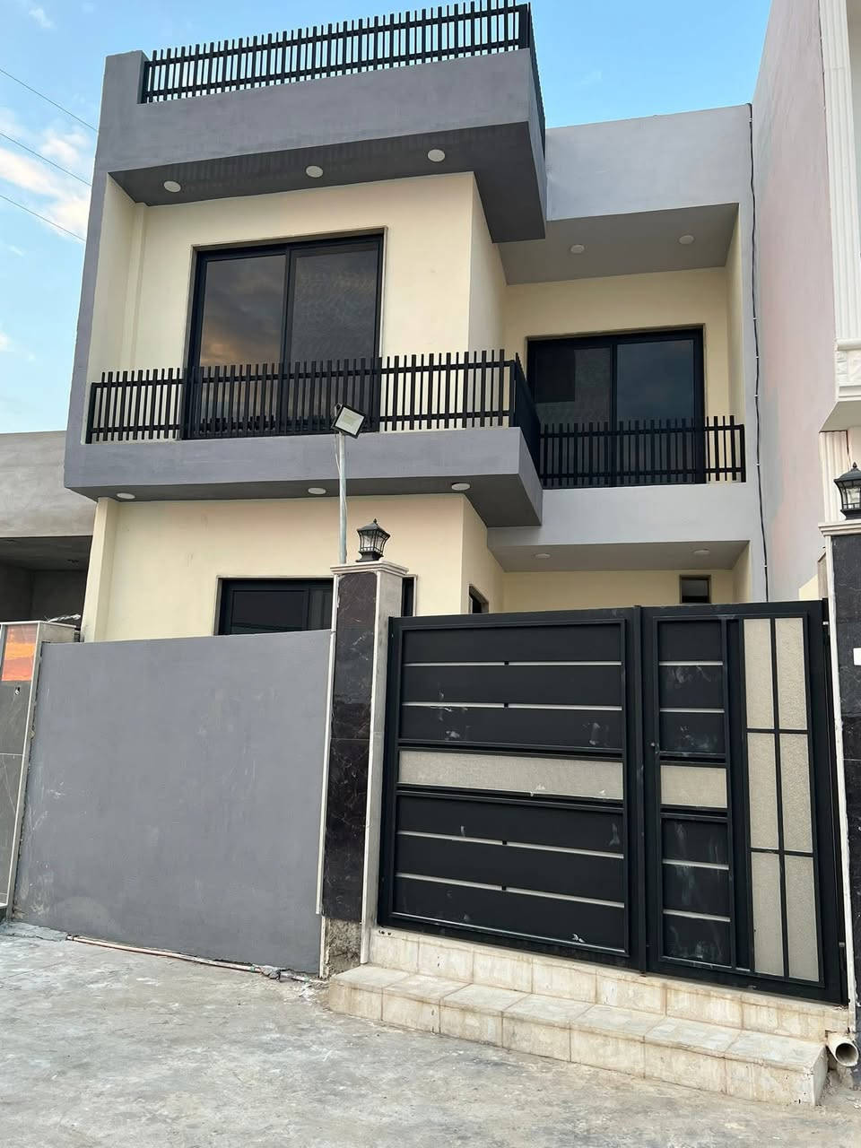 #عروض_عقارات_الحيدر 

دار طابقين للبيع 

الموقع : حي التعليم مجمع النور 
مساحته : ١١٥ متر
واجهه : ٧ 
الطابق الاول : استقبال مطبخ غرفه وحده هول وصحيات 
الطابق الثاني : ٣ غرف وصحيات 
اتجاه الدار قبله موقع مميز
للاستفسار اكثر الاتصال عل الأرقام الاتيه 
***********
***********
