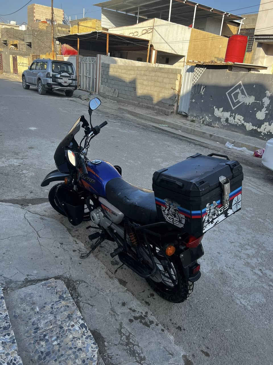بوكسر جبلي موديل 22 مرقم باسمي لوحات ممخليهن اتعاجز اروح استلمهن دراجه مابيها اي حادث او ضربه كفاله عامه محرك وشاصي دراجه استخدام شخصي مامشتغله توصيل ودلفري وهاي الامور اني اشتغل بلصبغ. وديكورات يعني بين قويين شغل وروح اي عطل او مشكله مابيها الدراجه يشهد الله لا كهربائيات ولا غير شي رايدها مليونين 250 بيها مجال بصيط للشراي تواصل خاص او اتصل هاذه رقمي وبي واتساب 
*********** 
مكاني بغداد المحموديه
