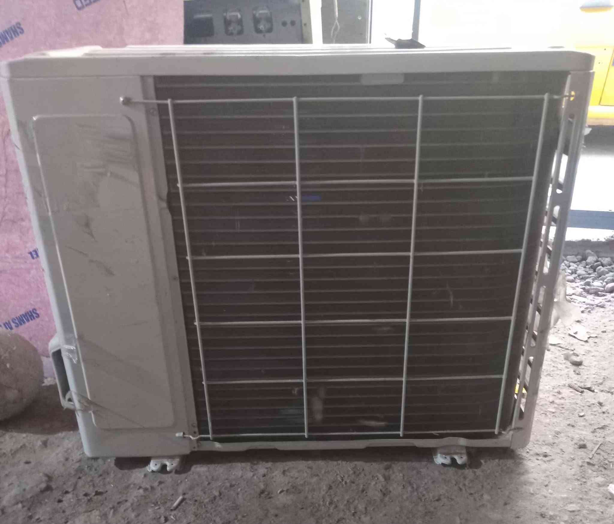 السلام عليكم 
خارجية 2 طن جديدة غير مستخدمه السعر 250 
ومكيف توست 2 طن مستخدم قليل جدا السعر 325
المكان بغداد حي العامل 
للاتصال او واتساب 
***********
